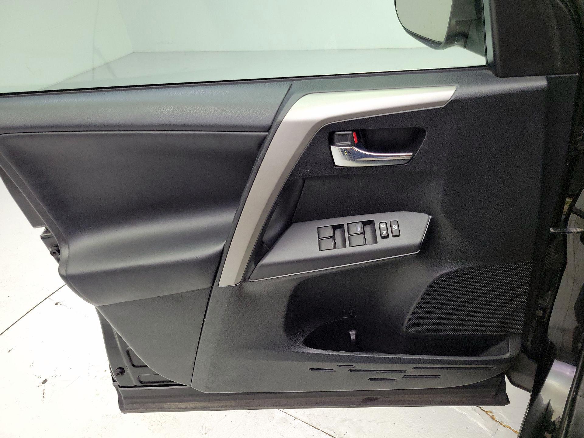 Thumbnail: 2016 Toyota RAV4 - 12