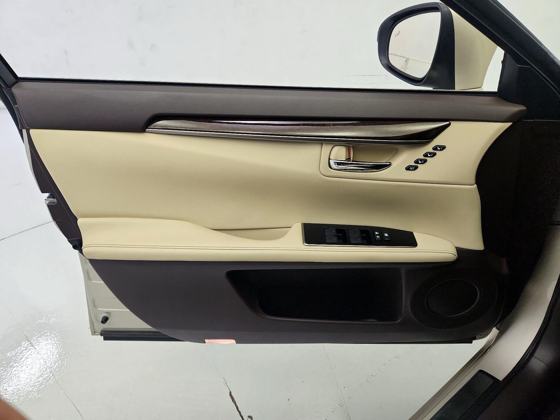 Thumbnail: 2017 Lexus ES - 12