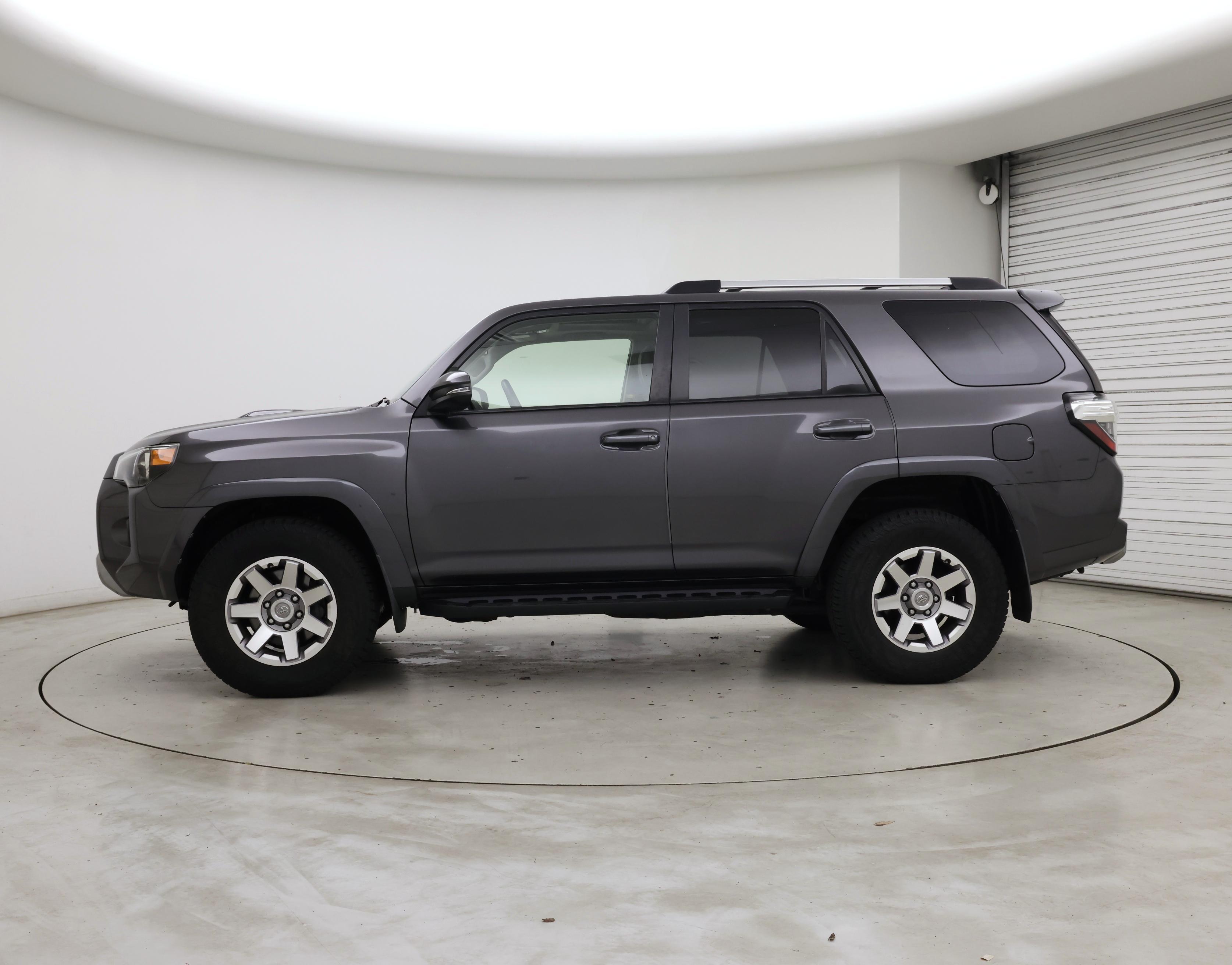 Thumbnail: 2016 Toyota 4Runner - 3