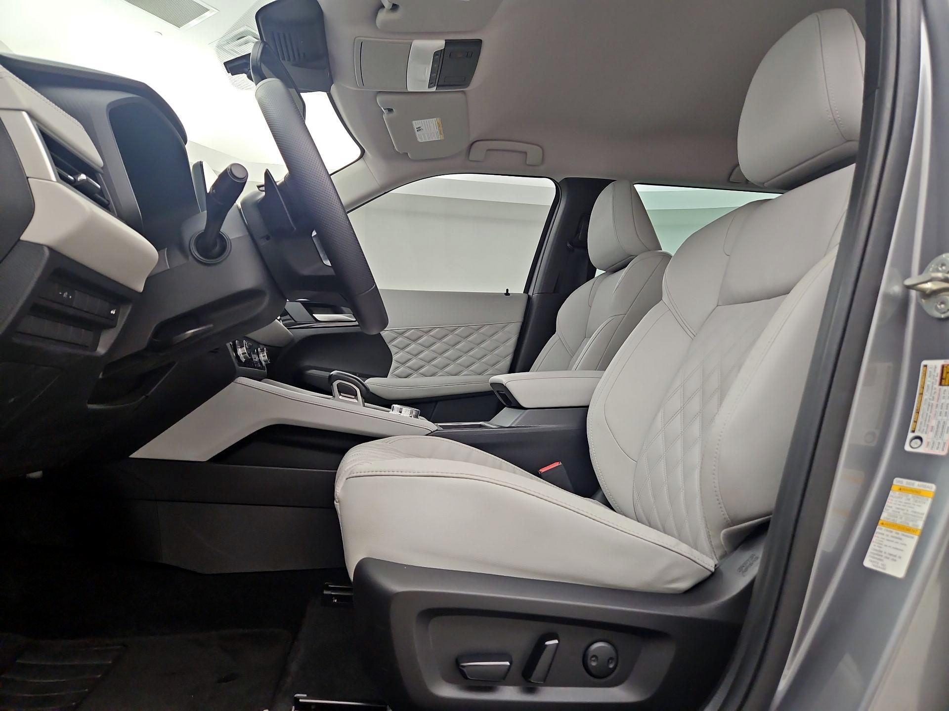 Thumbnail: 2022 Mitsubishi Outlander - 11