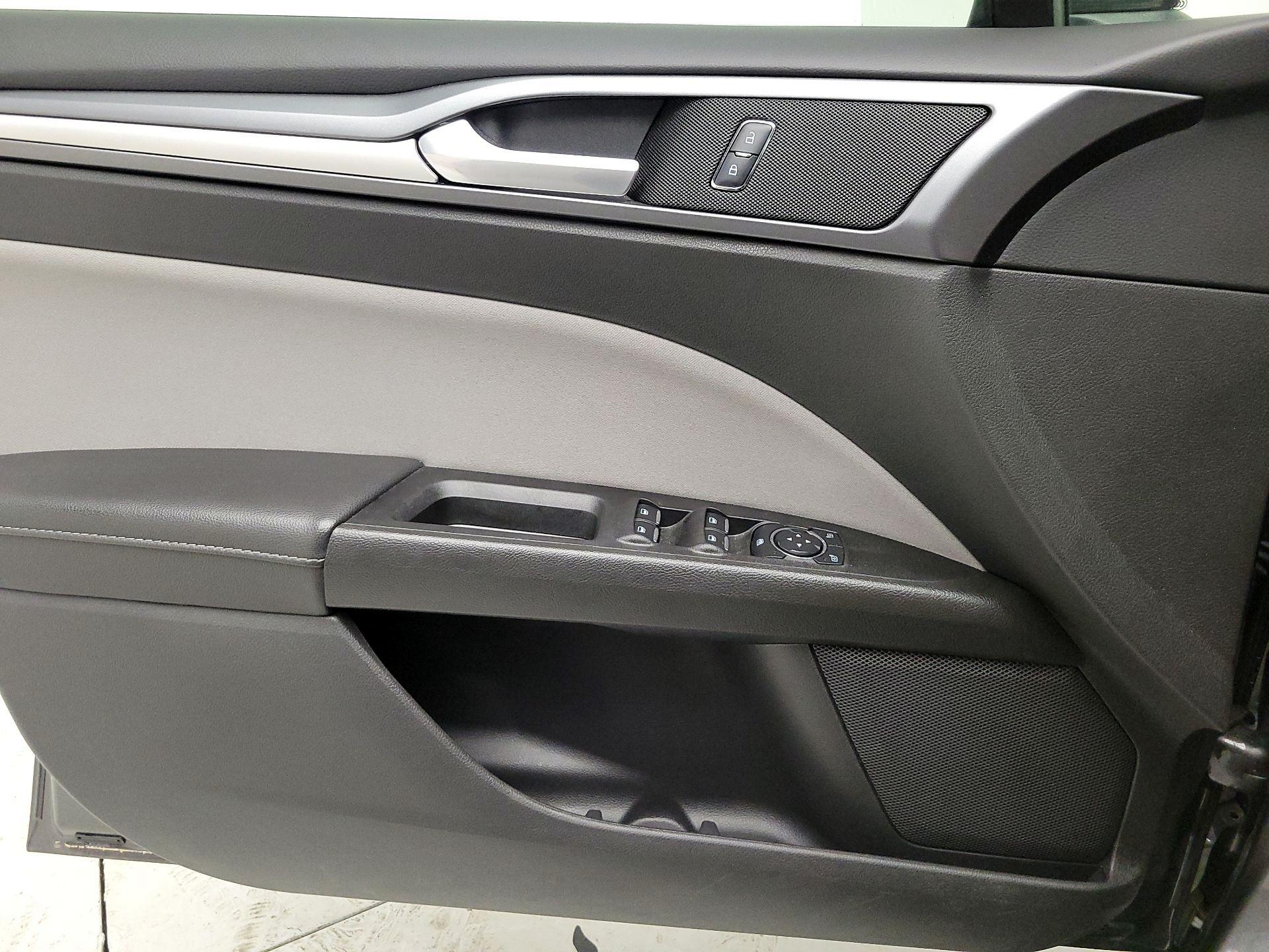 Thumbnail: 2016 Ford Fusion - 12