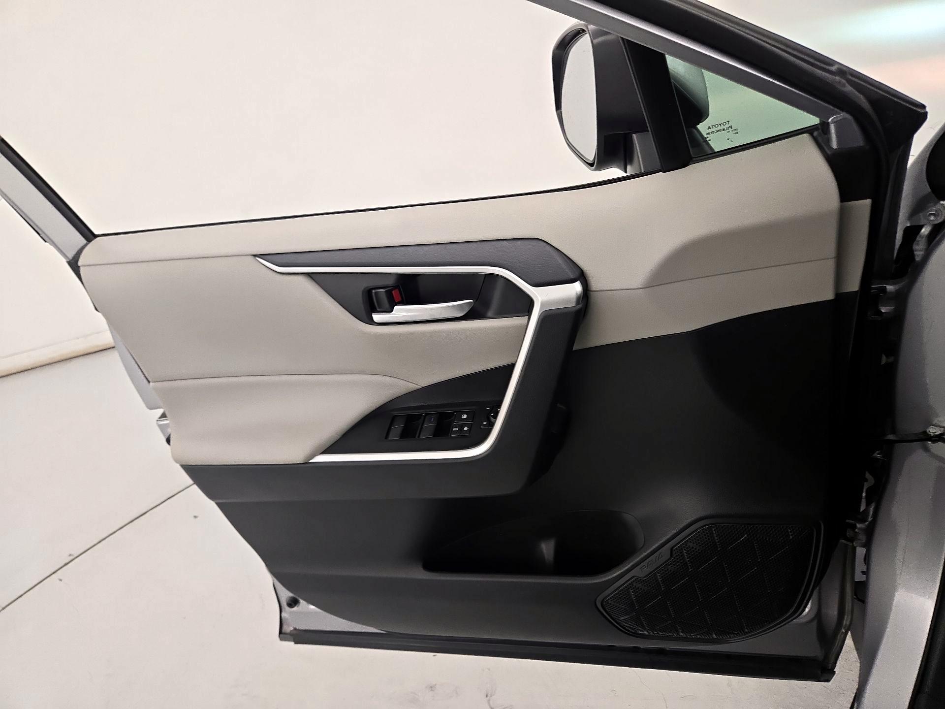 Thumbnail: 2021 Toyota RAV4 - 12
