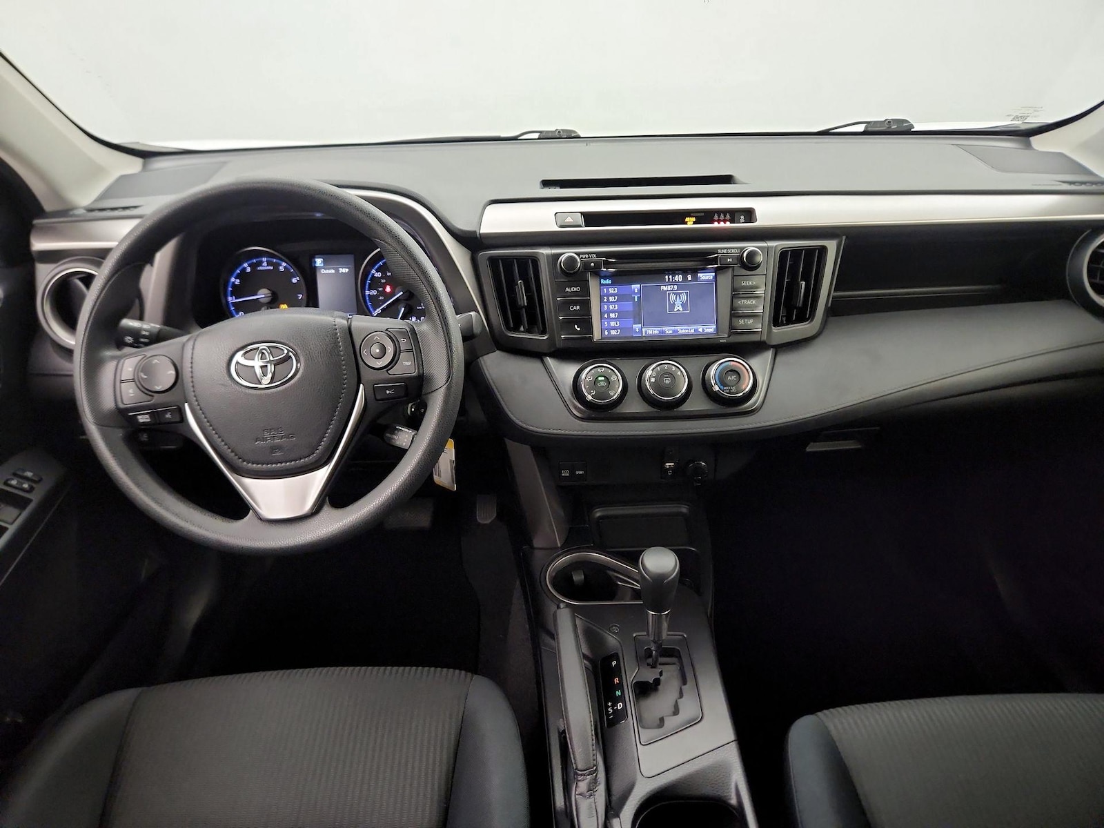 2018 Toyota RAV4 LE - Photo 10