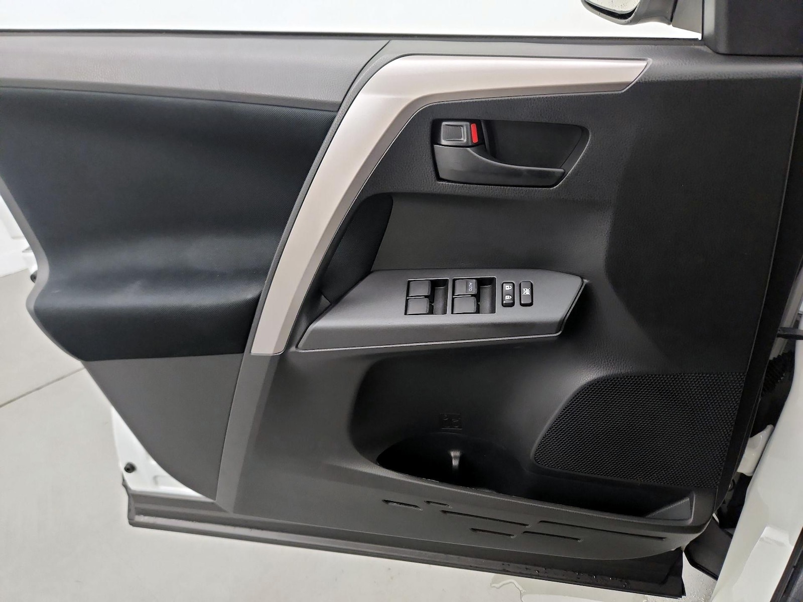 2018 Toyota RAV4 LE - Photo 13