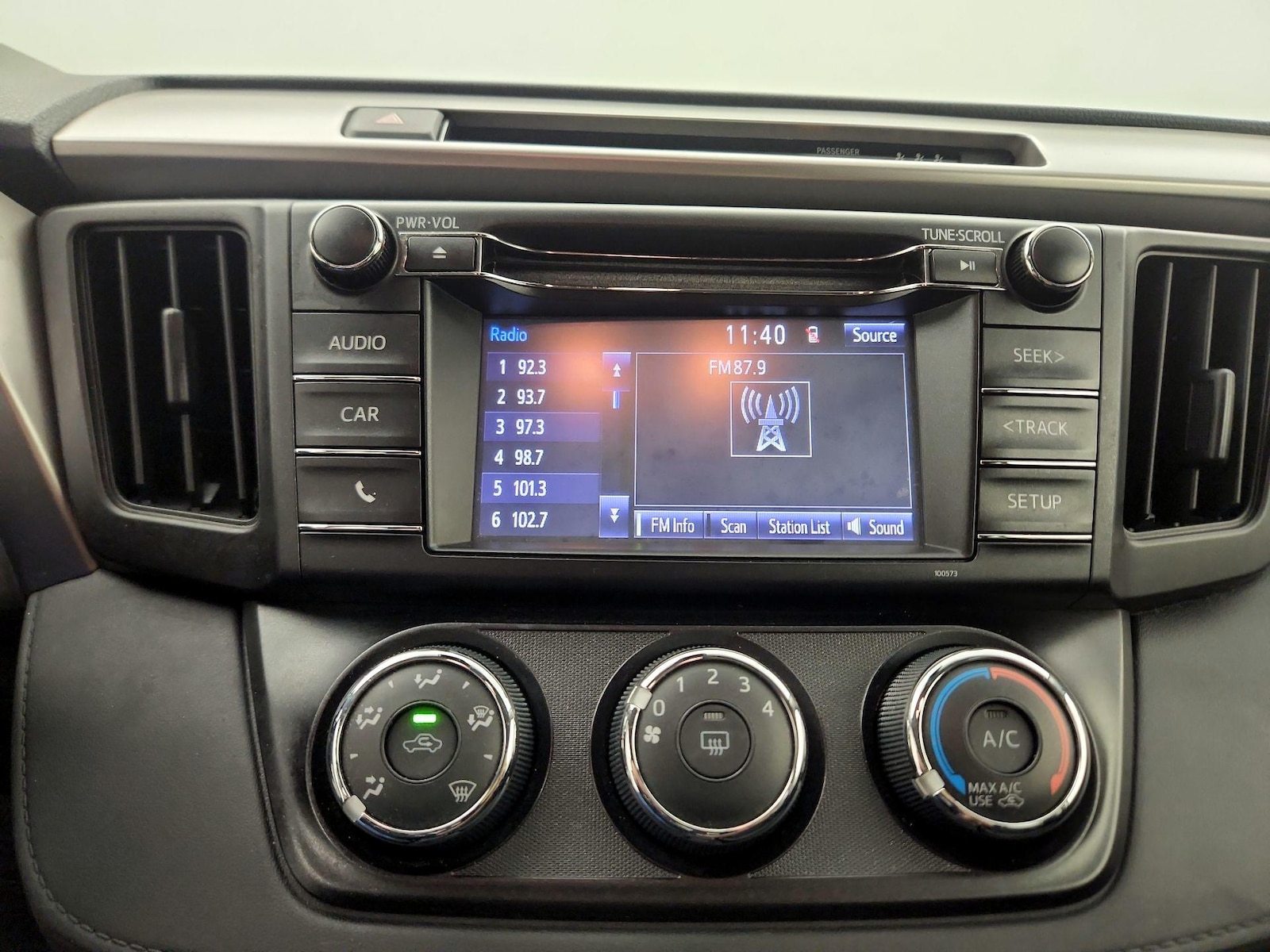 2018 Toyota RAV4 LE - Photo 16