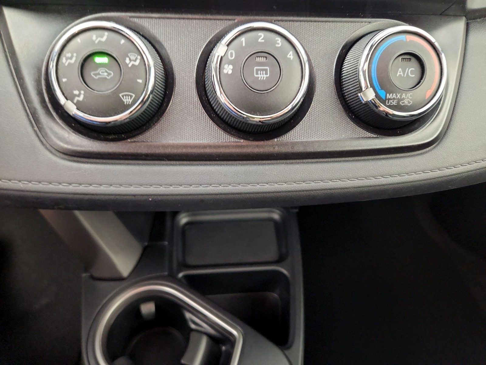 2018 Toyota RAV4 LE - Photo 17
