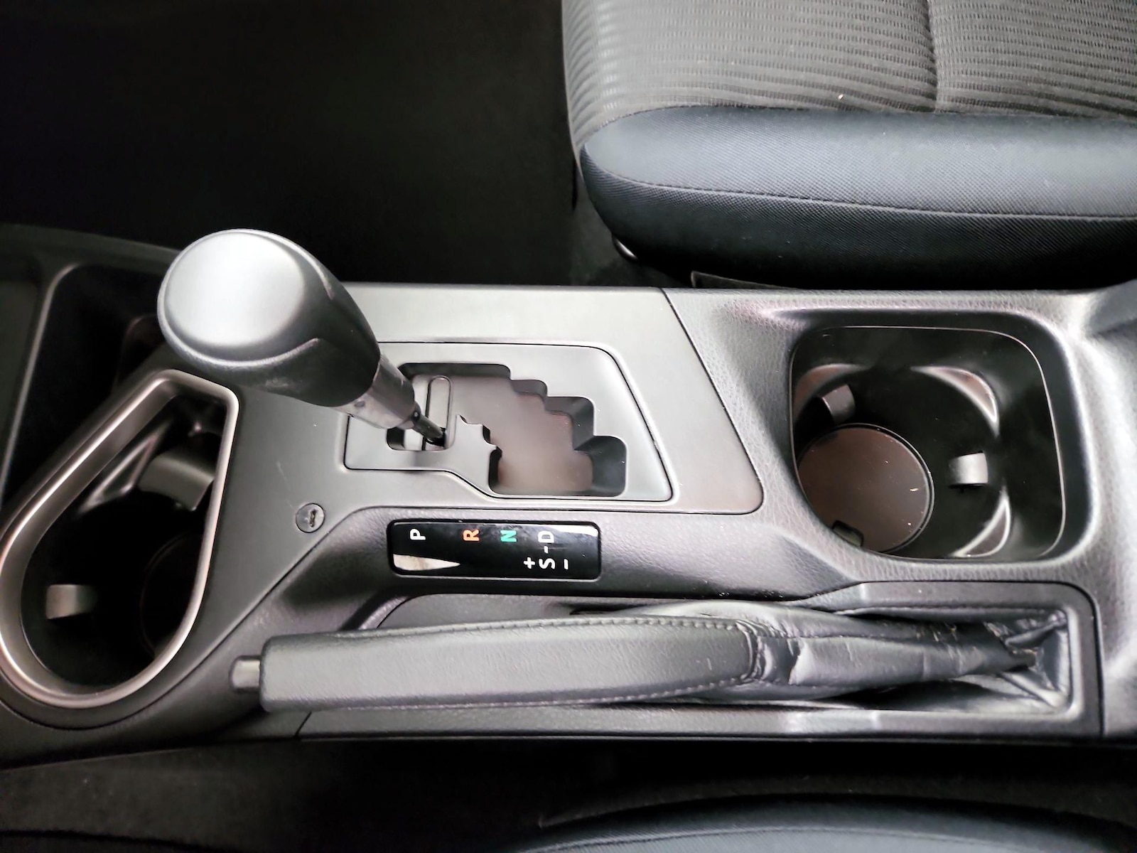2018 Toyota RAV4 LE - Photo 18