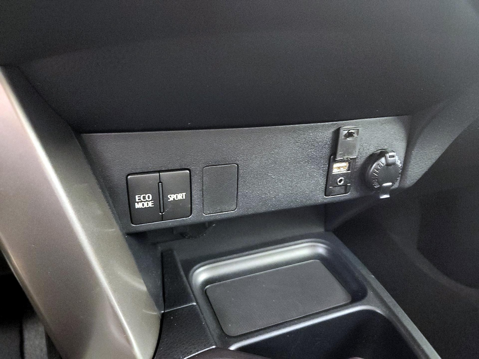 2018 Toyota RAV4 LE - Photo 19