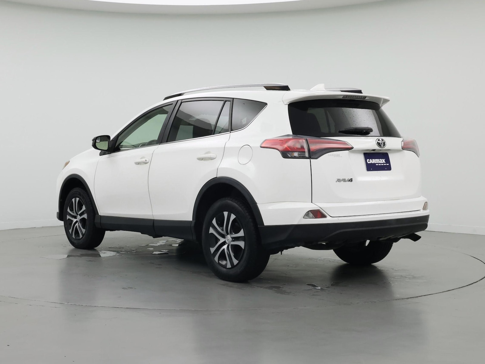 2018 Toyota RAV4 LE - Photo 3