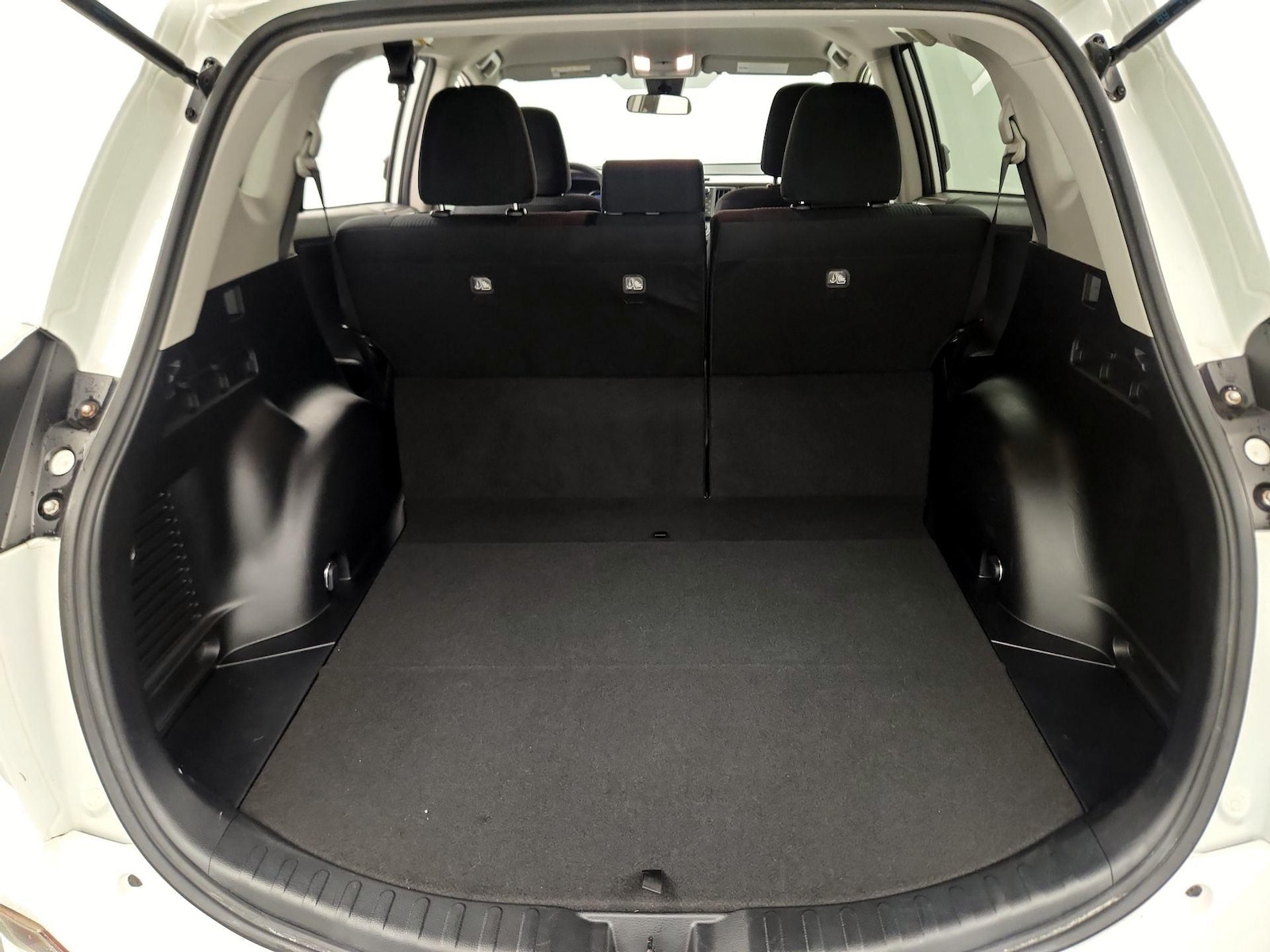 2018 Toyota RAV4 LE - Photo 21