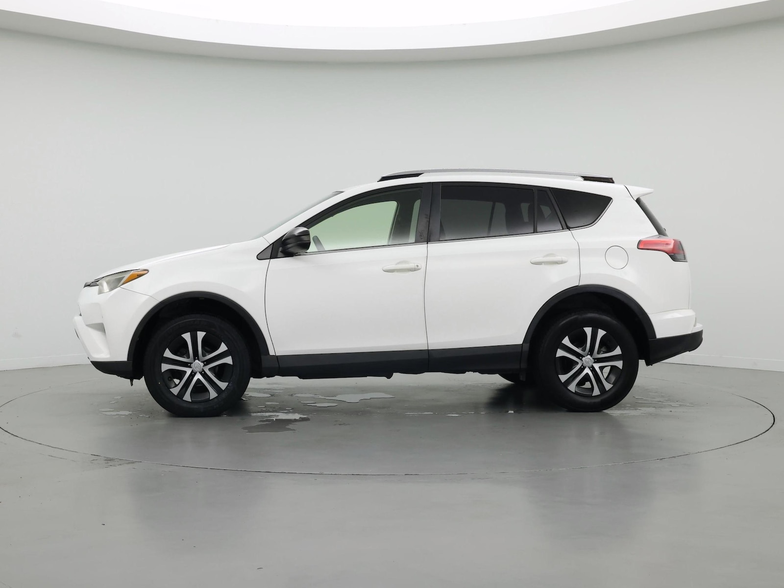 2018 Toyota RAV4 LE - Photo 4