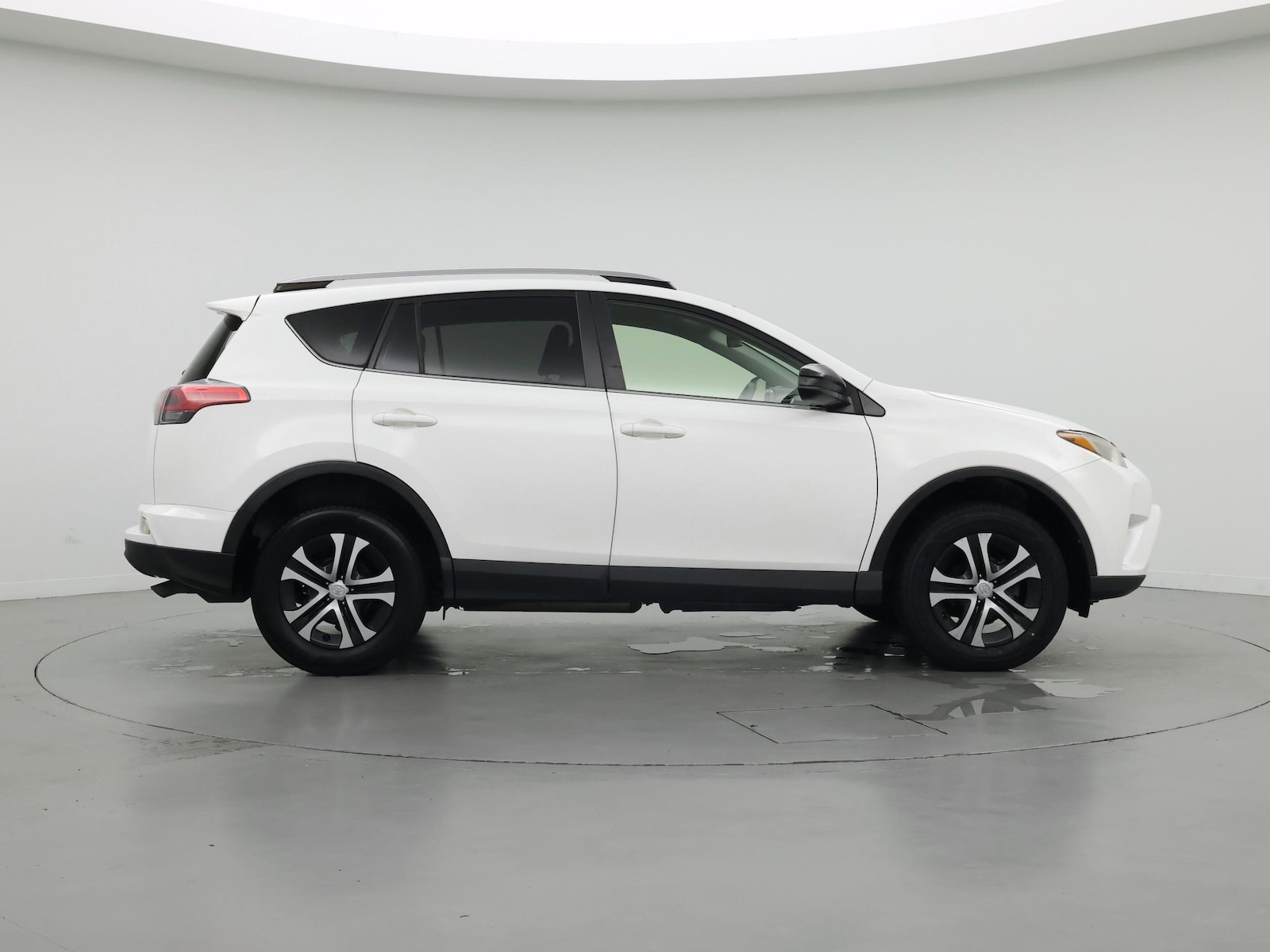 2018 Toyota RAV4 LE - Photo 8