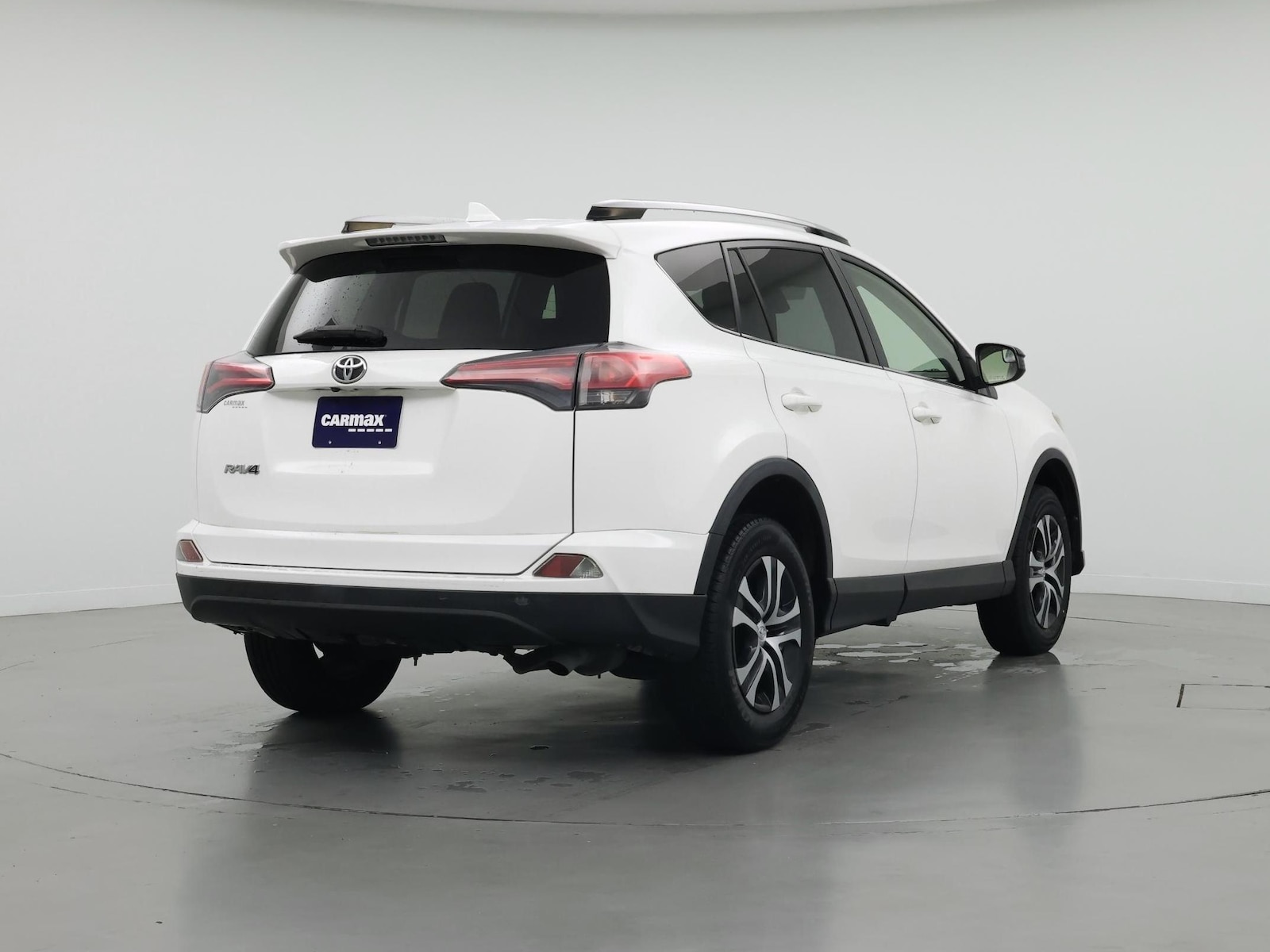 2018 Toyota RAV4 LE - Photo 9