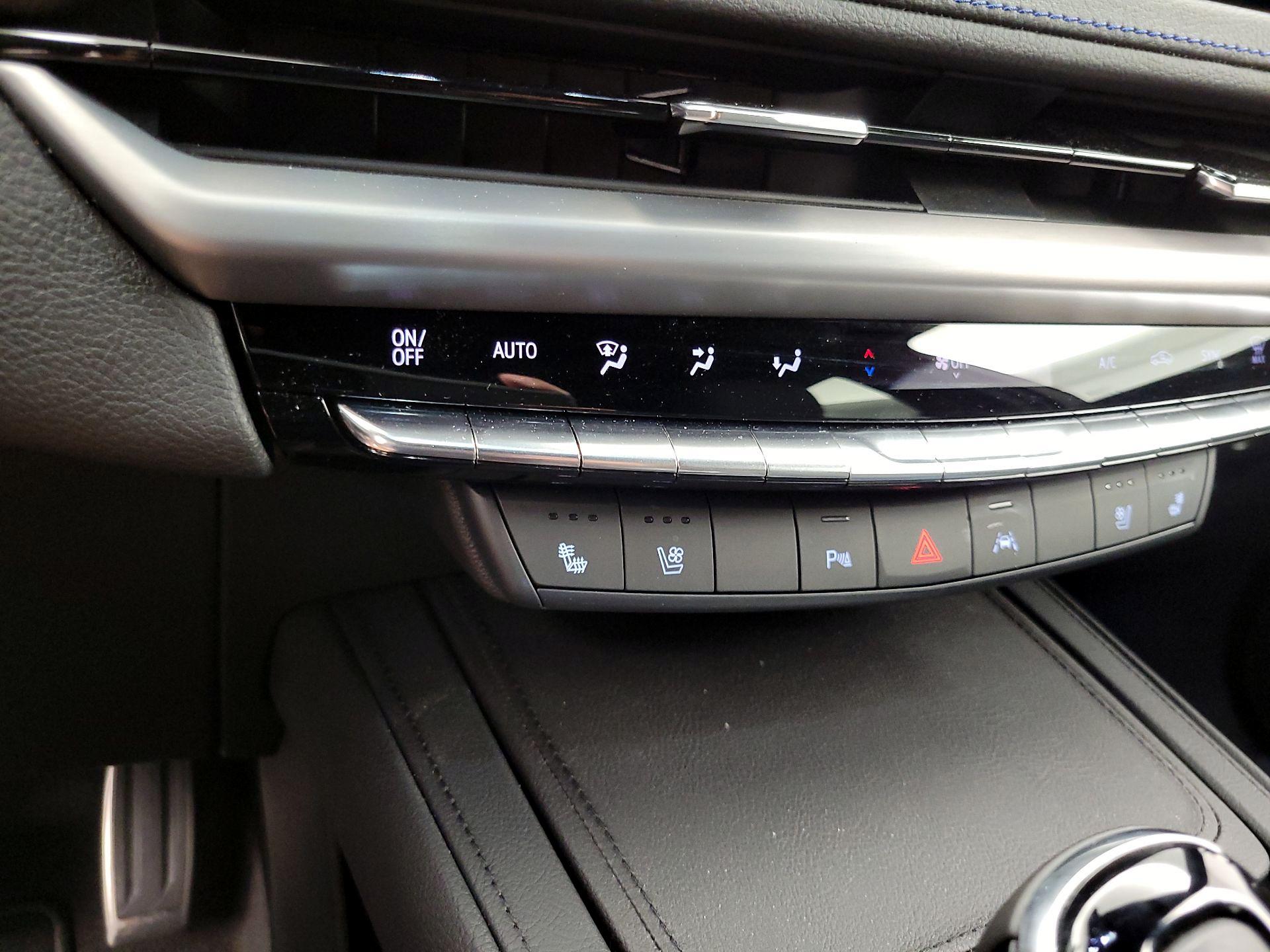 Thumbnail: 2025 Cadillac XT4 - 17