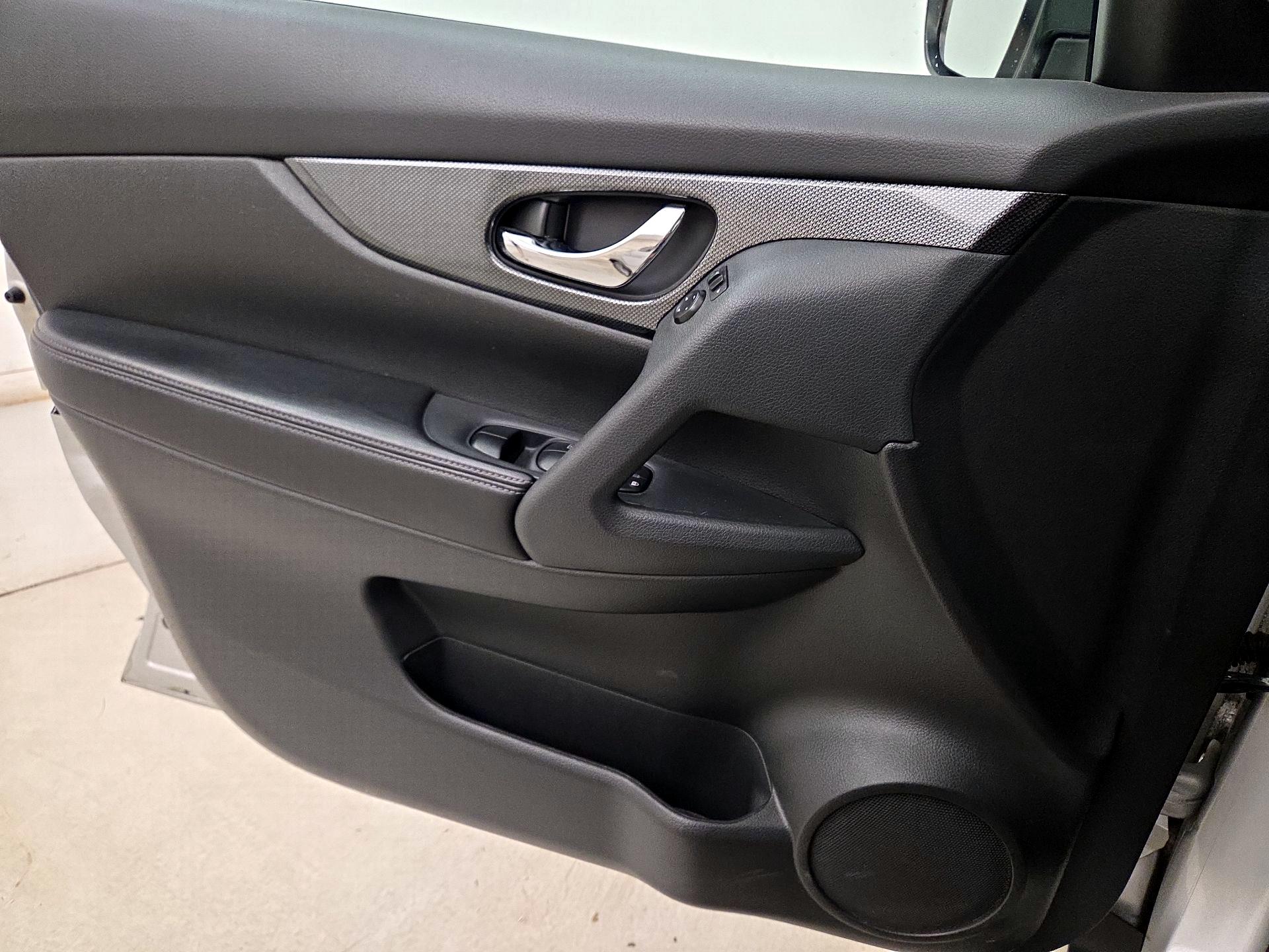 Thumbnail: 2015 Nissan Rogue - 12