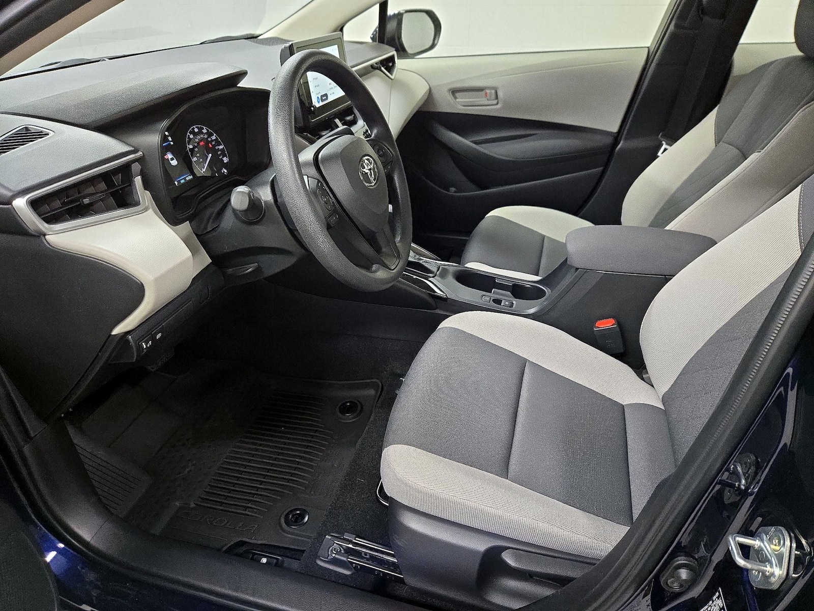 2025 Toyota Corolla LE - Photo 12