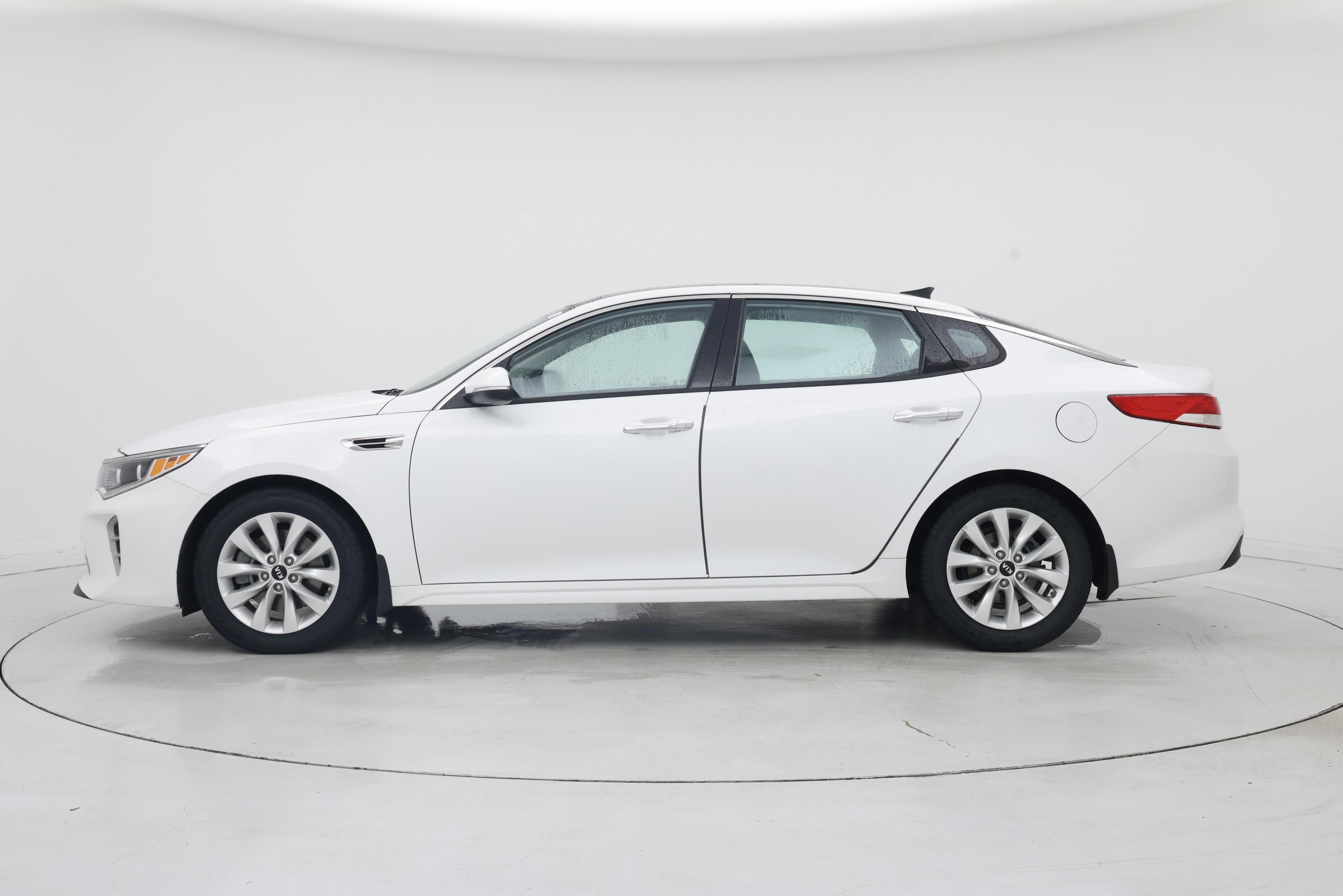 Thumbnail: 2017 Kia Optima - 3