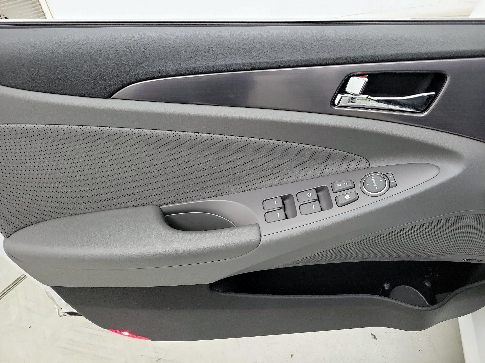 Thumbnail: 2015 Hyundai Sonata - 12