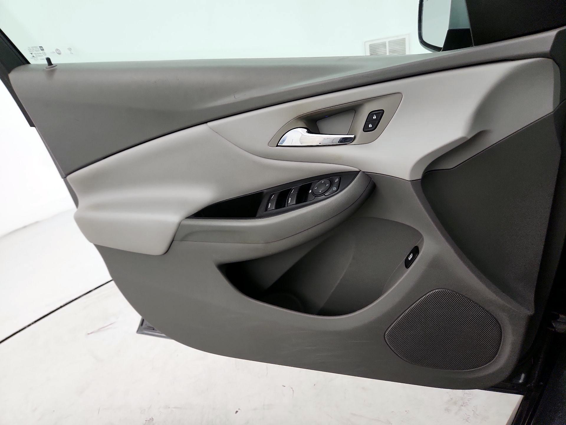 Thumbnail: 2018 Chevrolet Volt - 12
