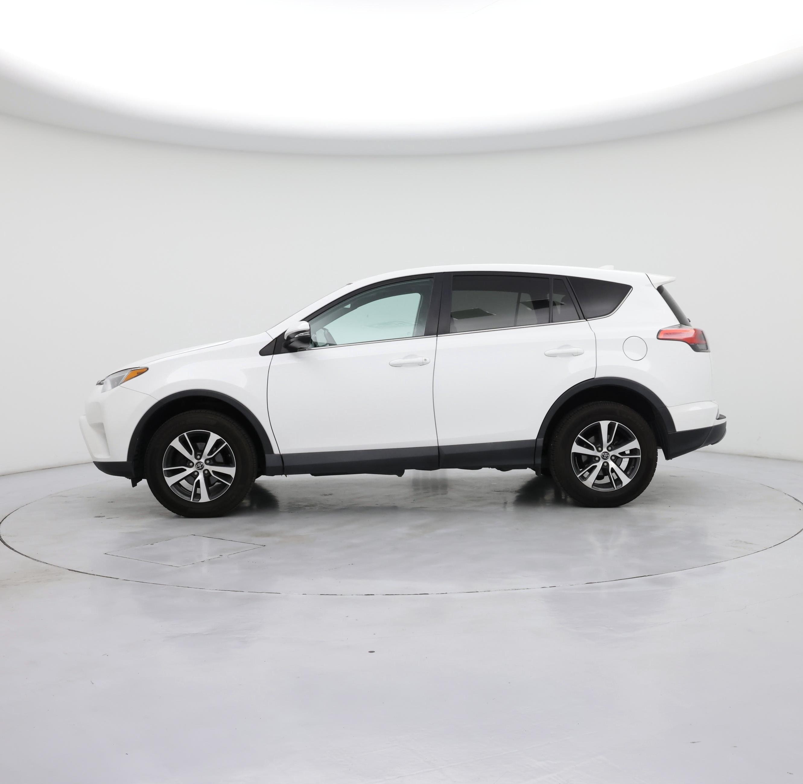 Thumbnail: 2018 Toyota RAV4 - 3