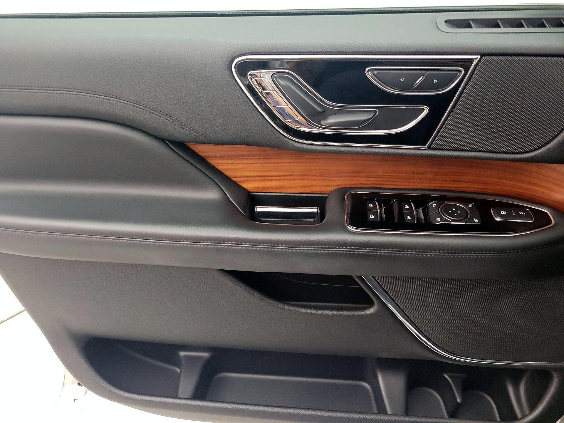 Thumbnail: 2019 Lincoln Navigator L - 12