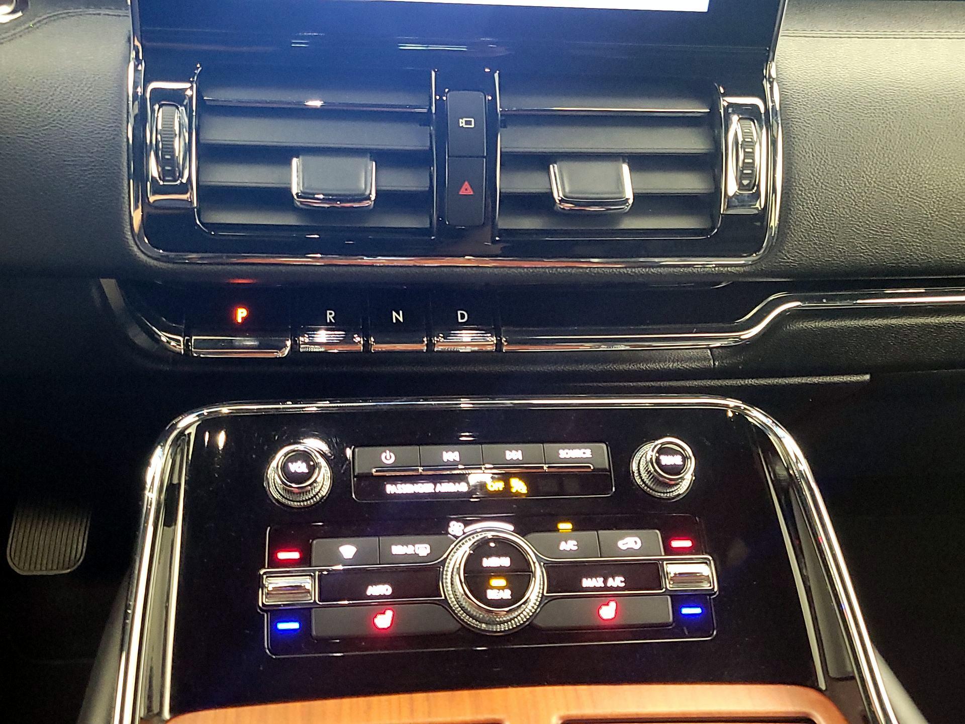 Thumbnail: 2019 Lincoln Navigator L - 16
