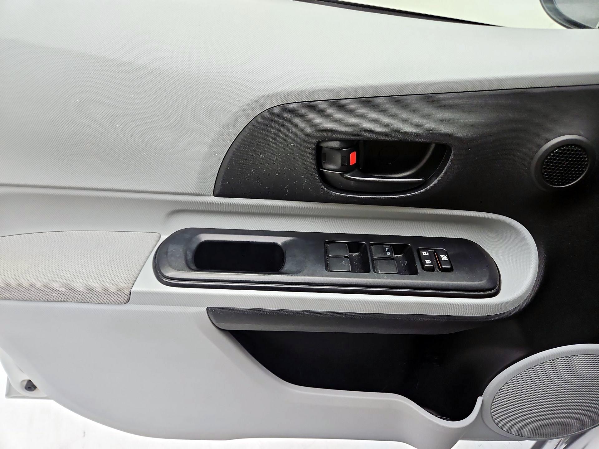 Thumbnail: 2014 Toyota Prius c - 12
