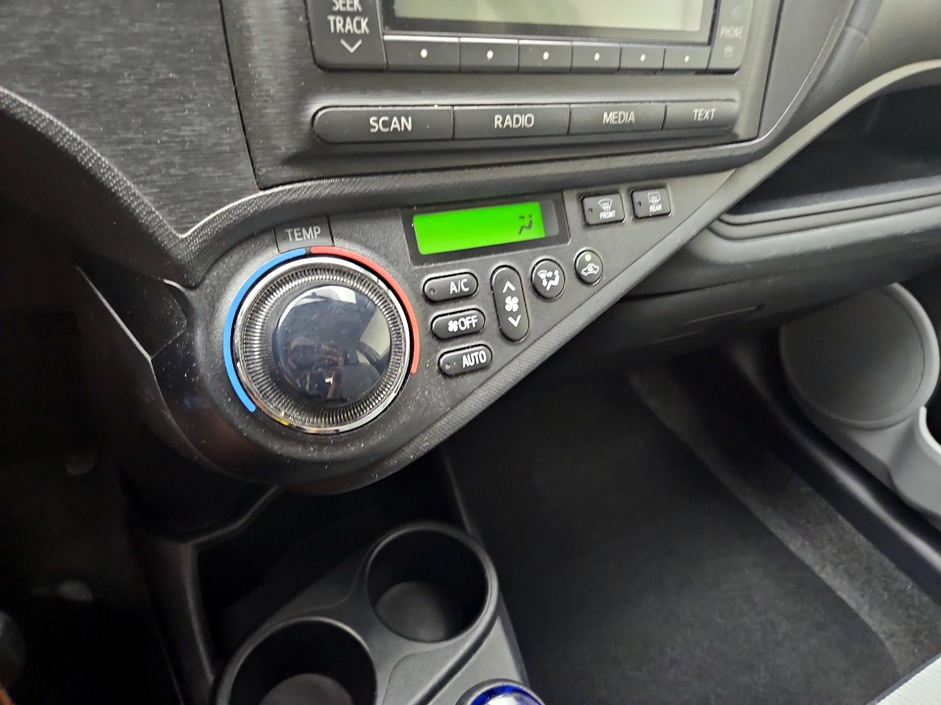Thumbnail: 2014 Toyota Prius c - 15