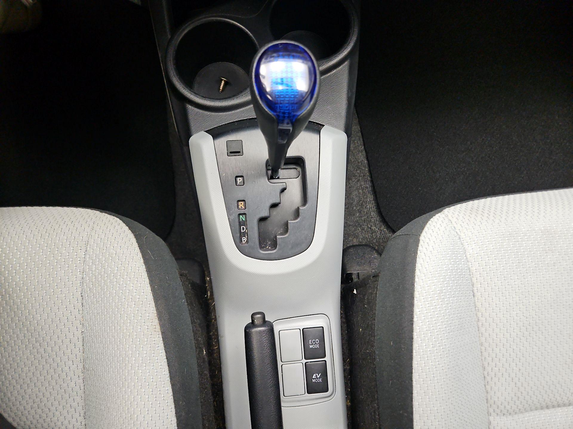 Thumbnail: 2014 Toyota Prius c - 16