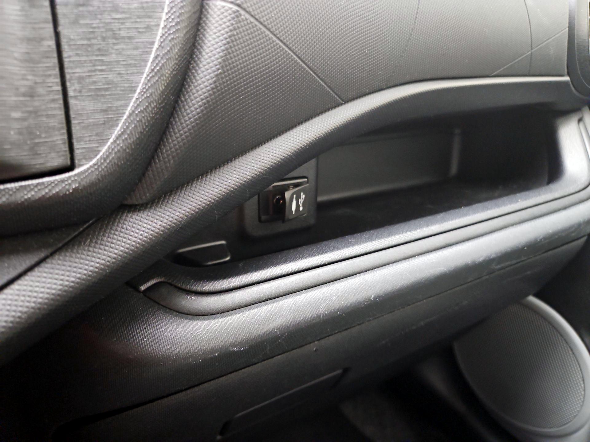 Thumbnail: 2014 Toyota Prius c - 17