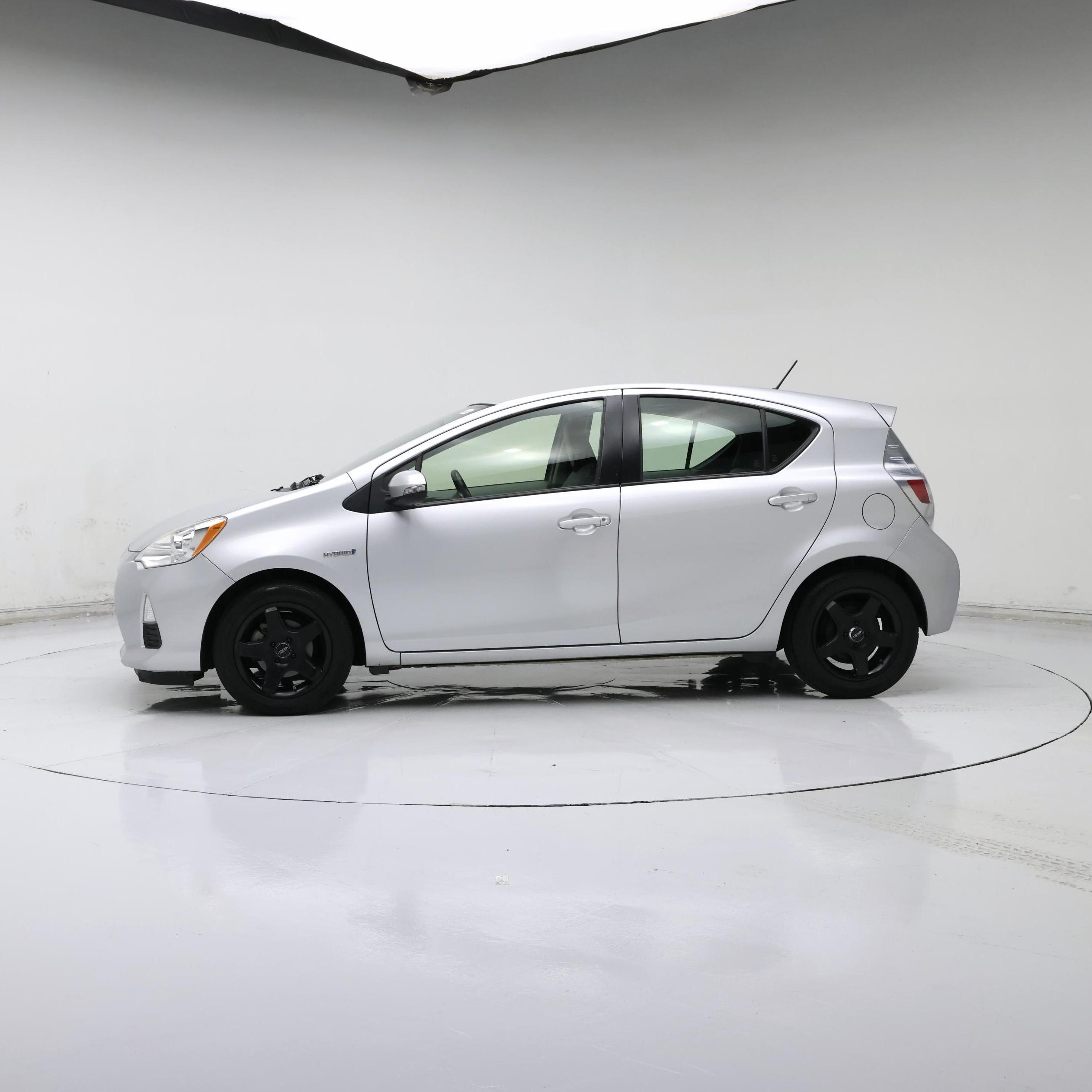 Thumbnail: 2014 Toyota Prius c - 3