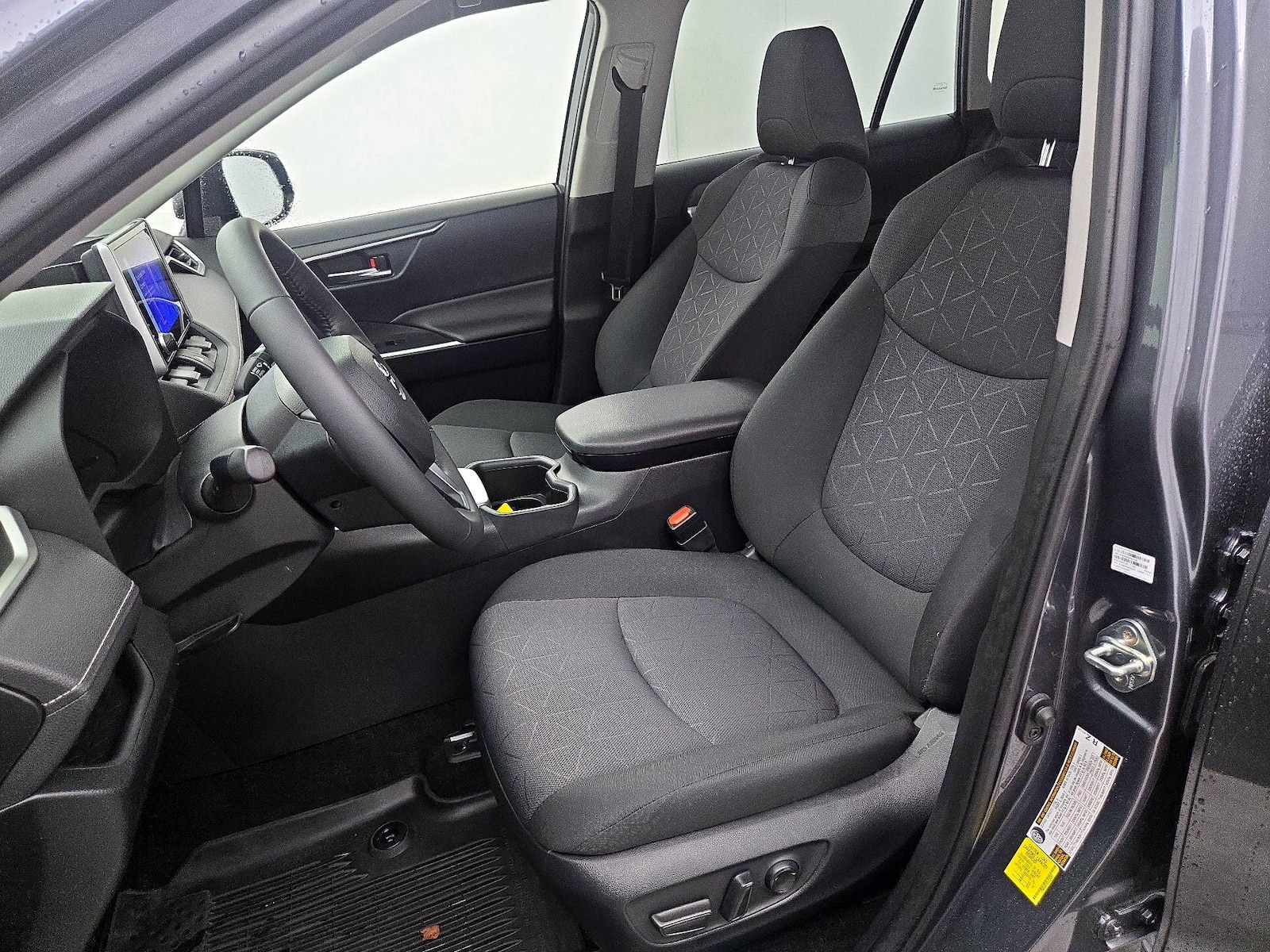 2024 Toyota RAV4 XLE - Photo 12