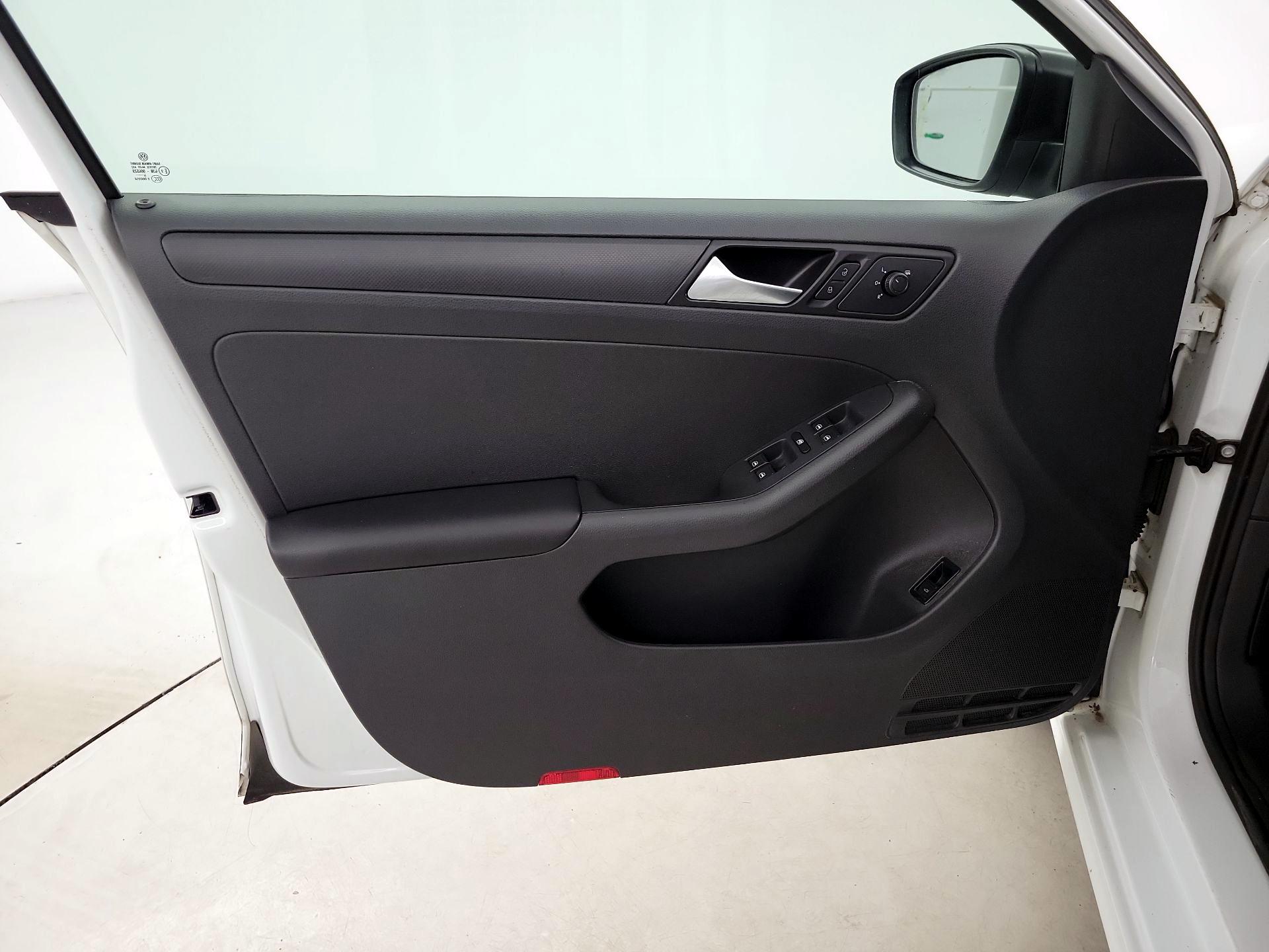 Thumbnail: 2015 Volkswagen Jetta - 12