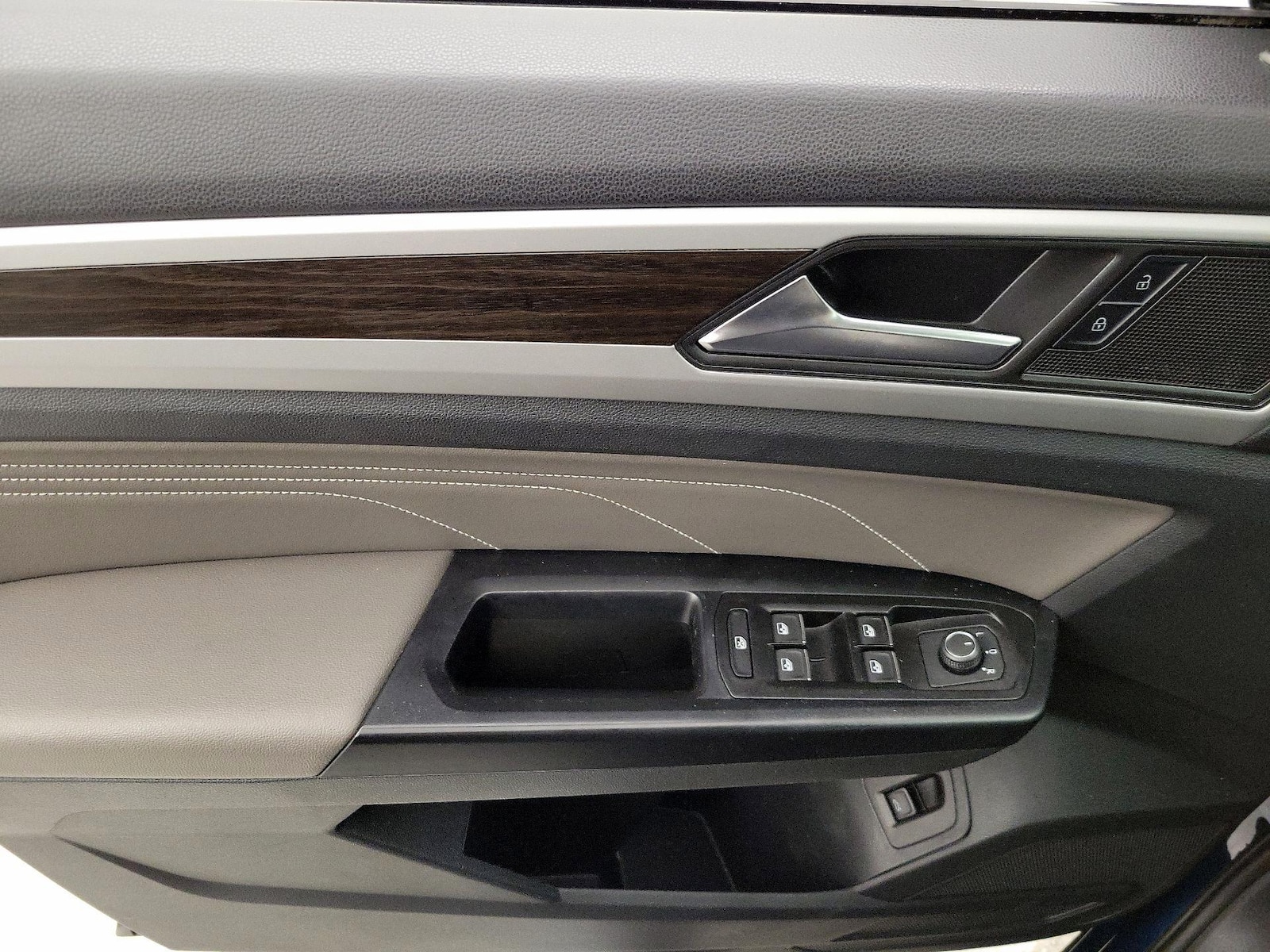 2021 Volkswagen Atlas SE w/Tech - Photo 13
