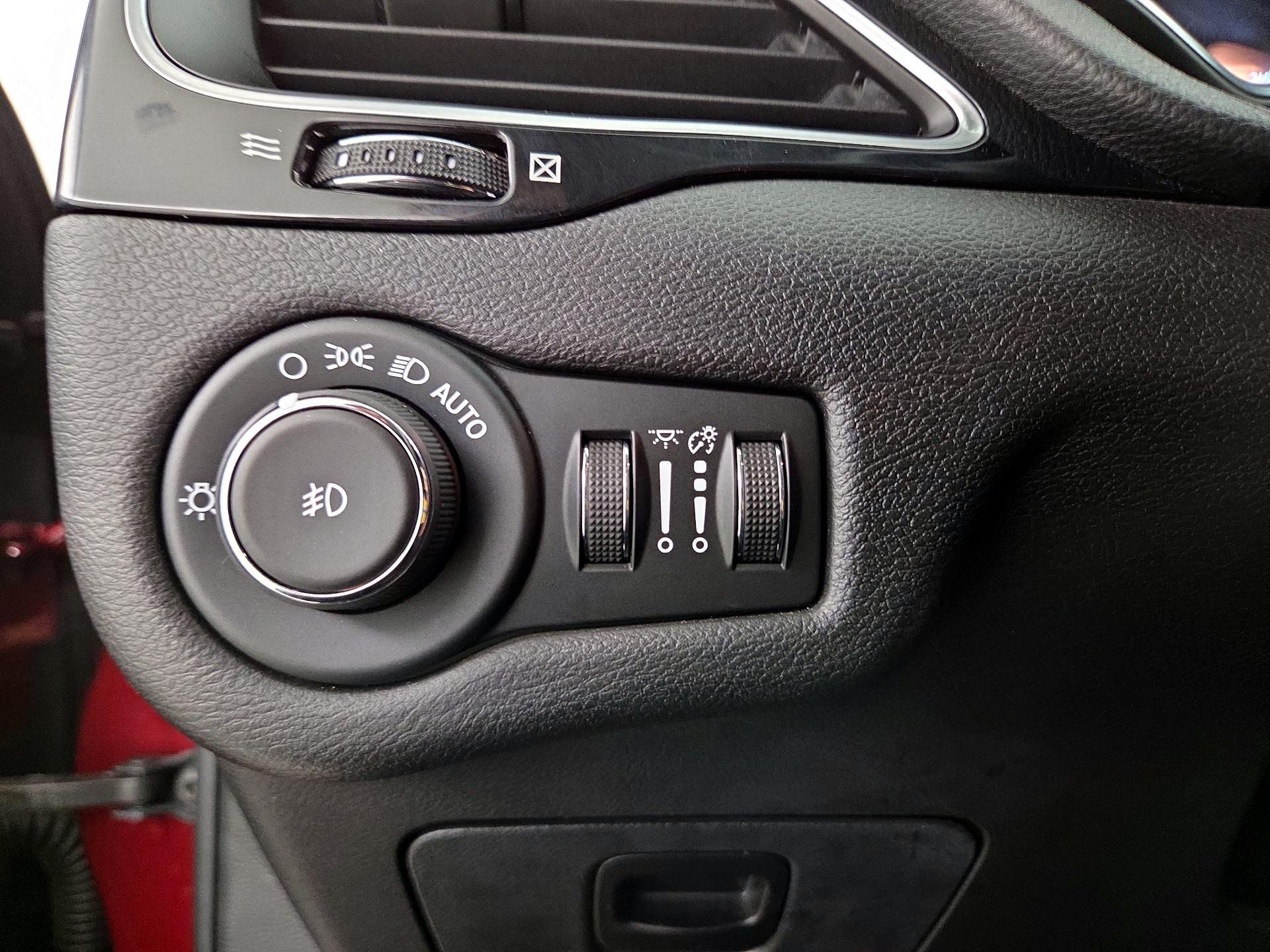 Thumbnail: 2020 Jeep Cherokee - 13