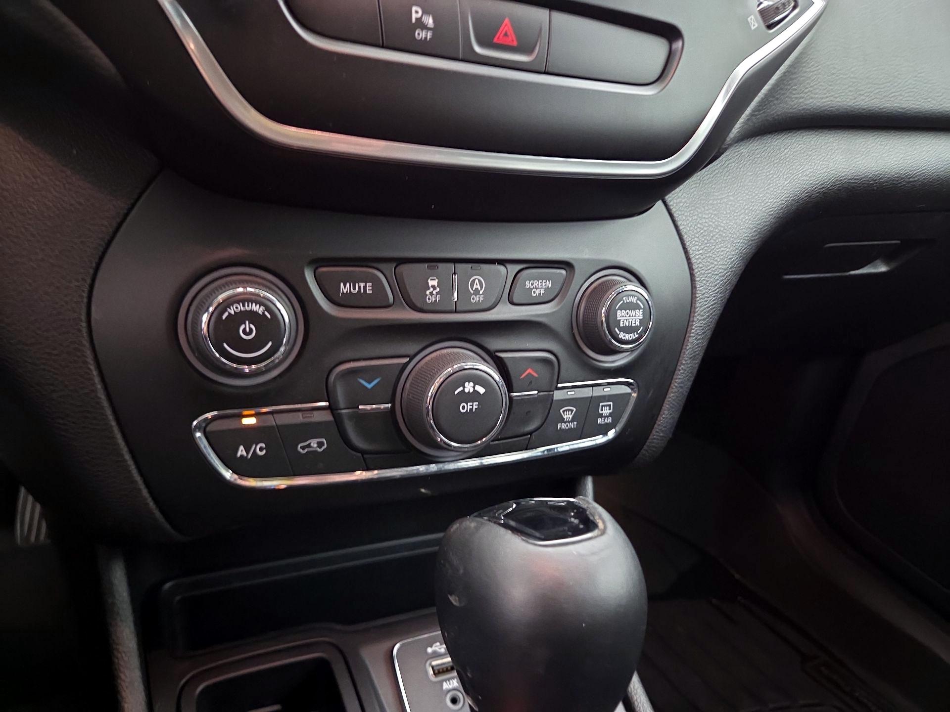 Thumbnail: 2020 Jeep Cherokee - 16