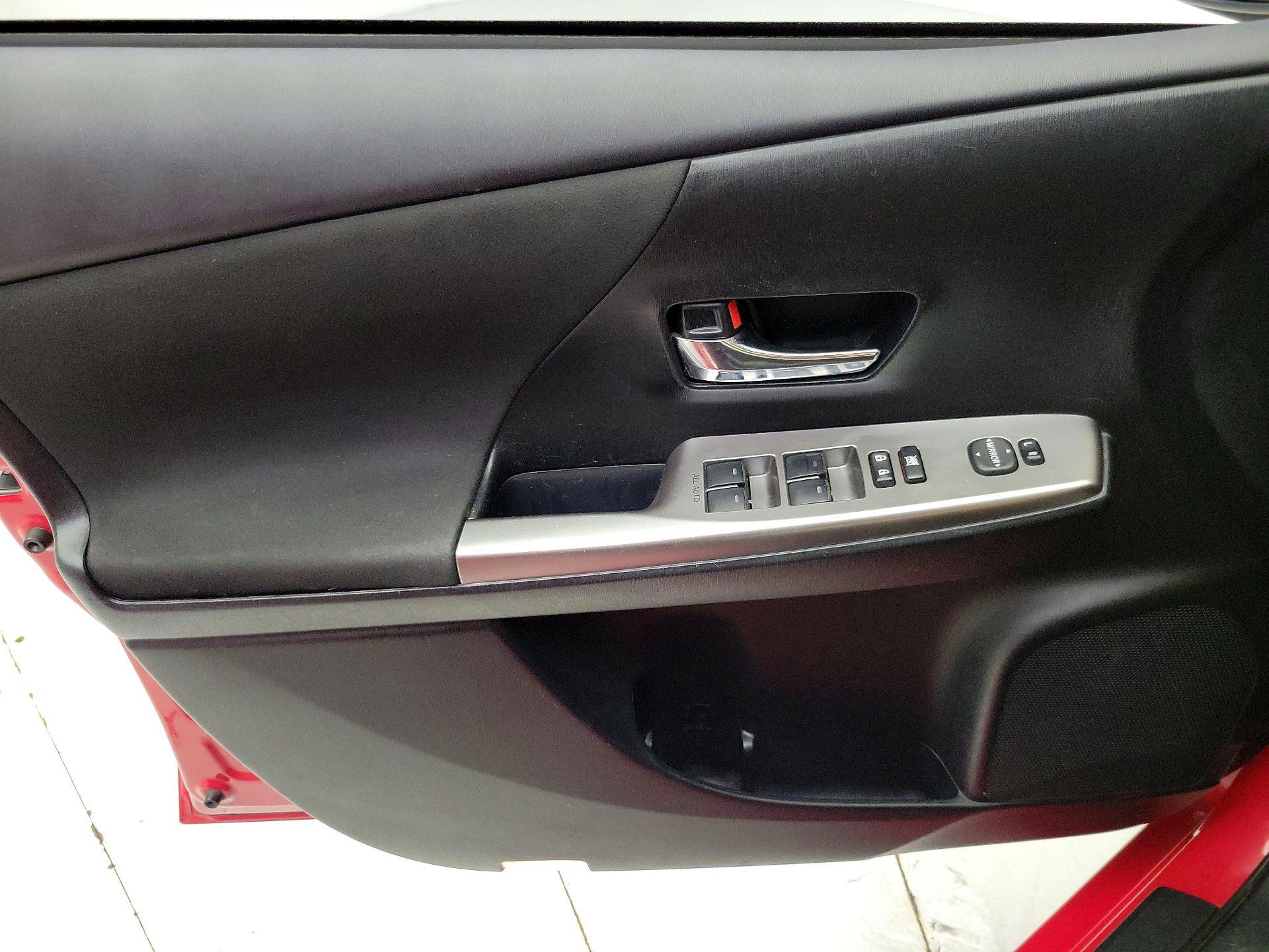 Thumbnail: 2015 Toyota Prius v - 12
