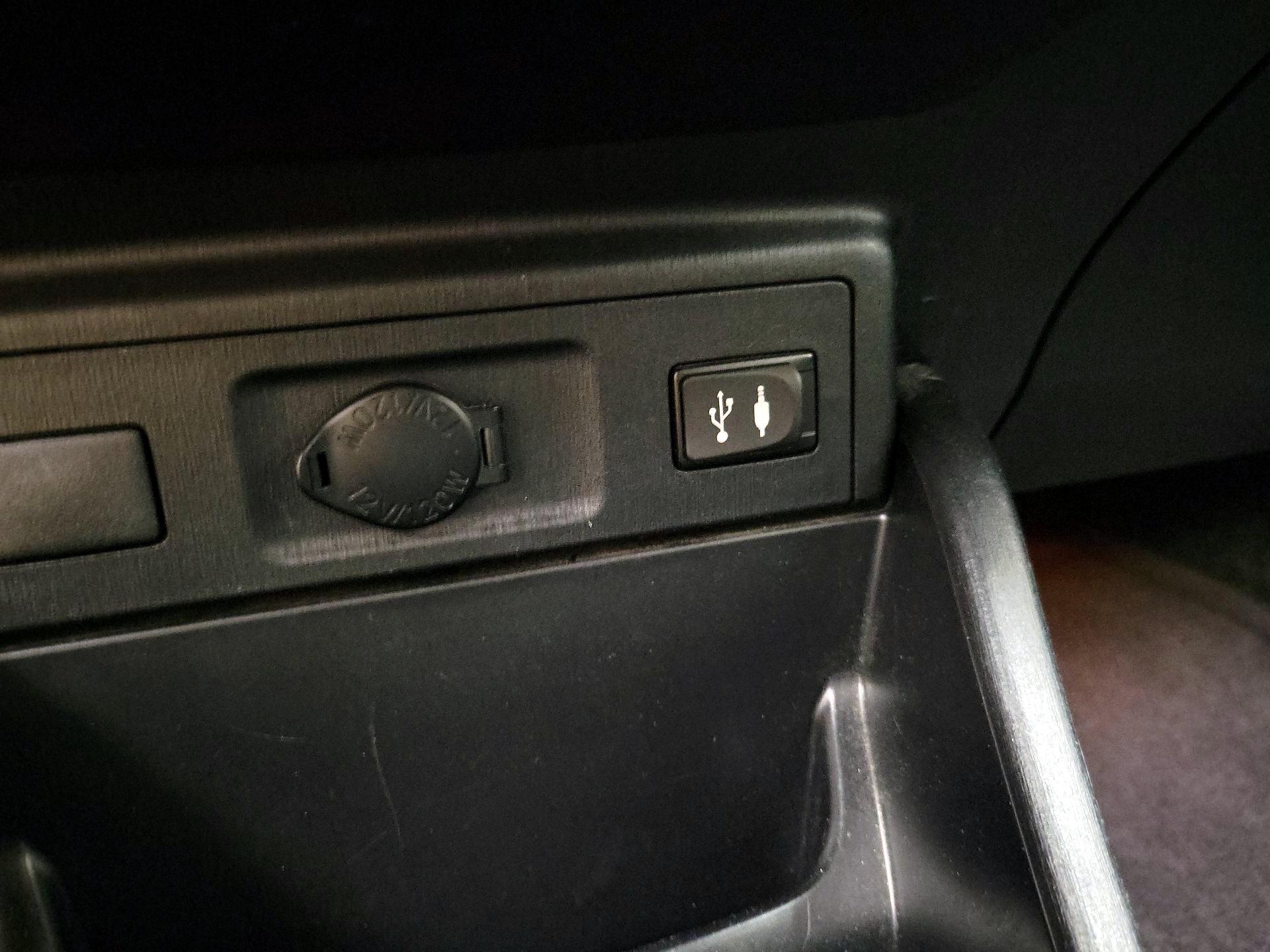 Thumbnail: 2015 Toyota Prius v - 18