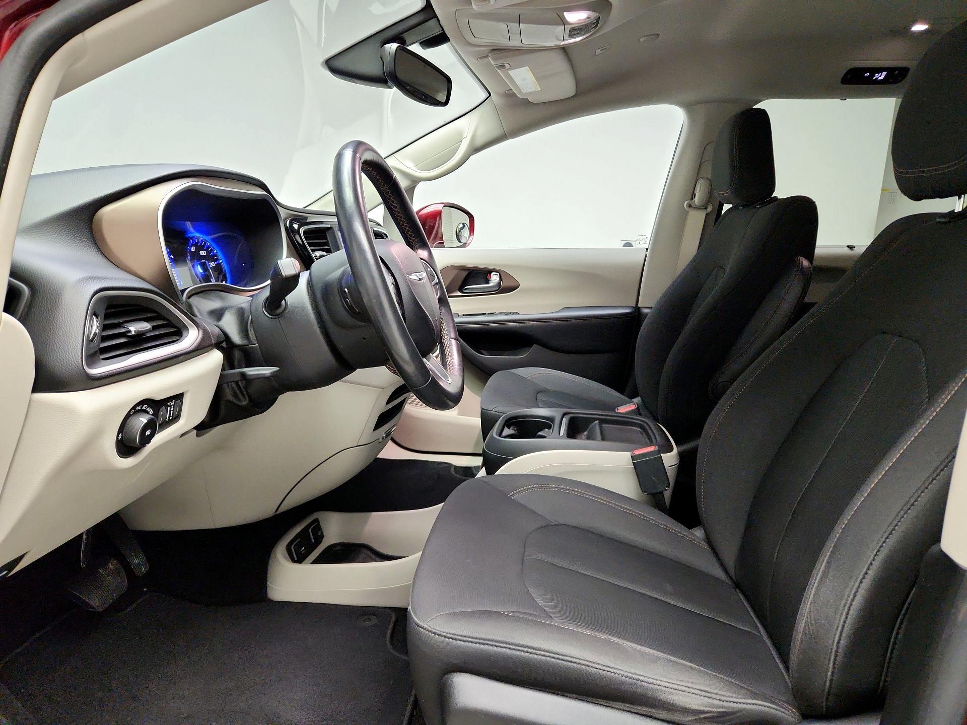 Thumbnail: 2019 Chrysler Pacifica - 9