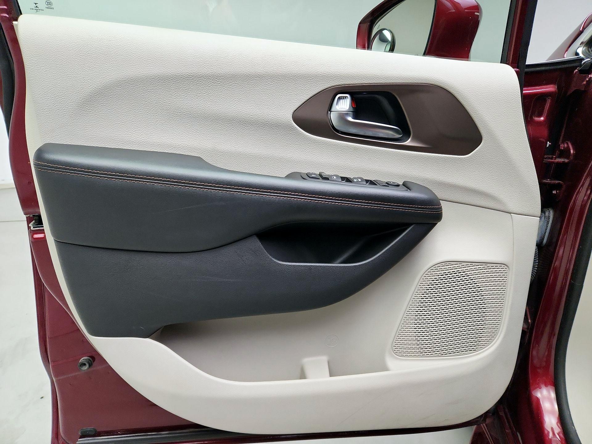 Thumbnail: 2019 Chrysler Pacifica - 10