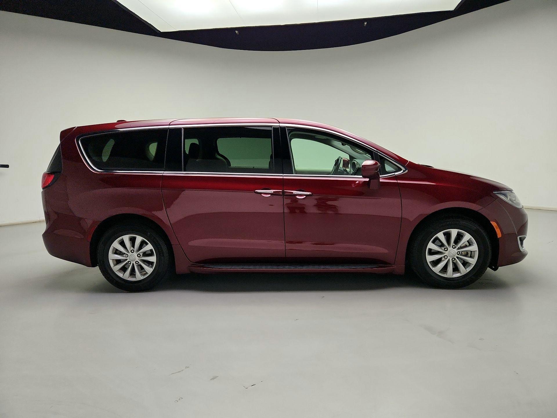 Thumbnail: 2019 Chrysler Pacifica - 4