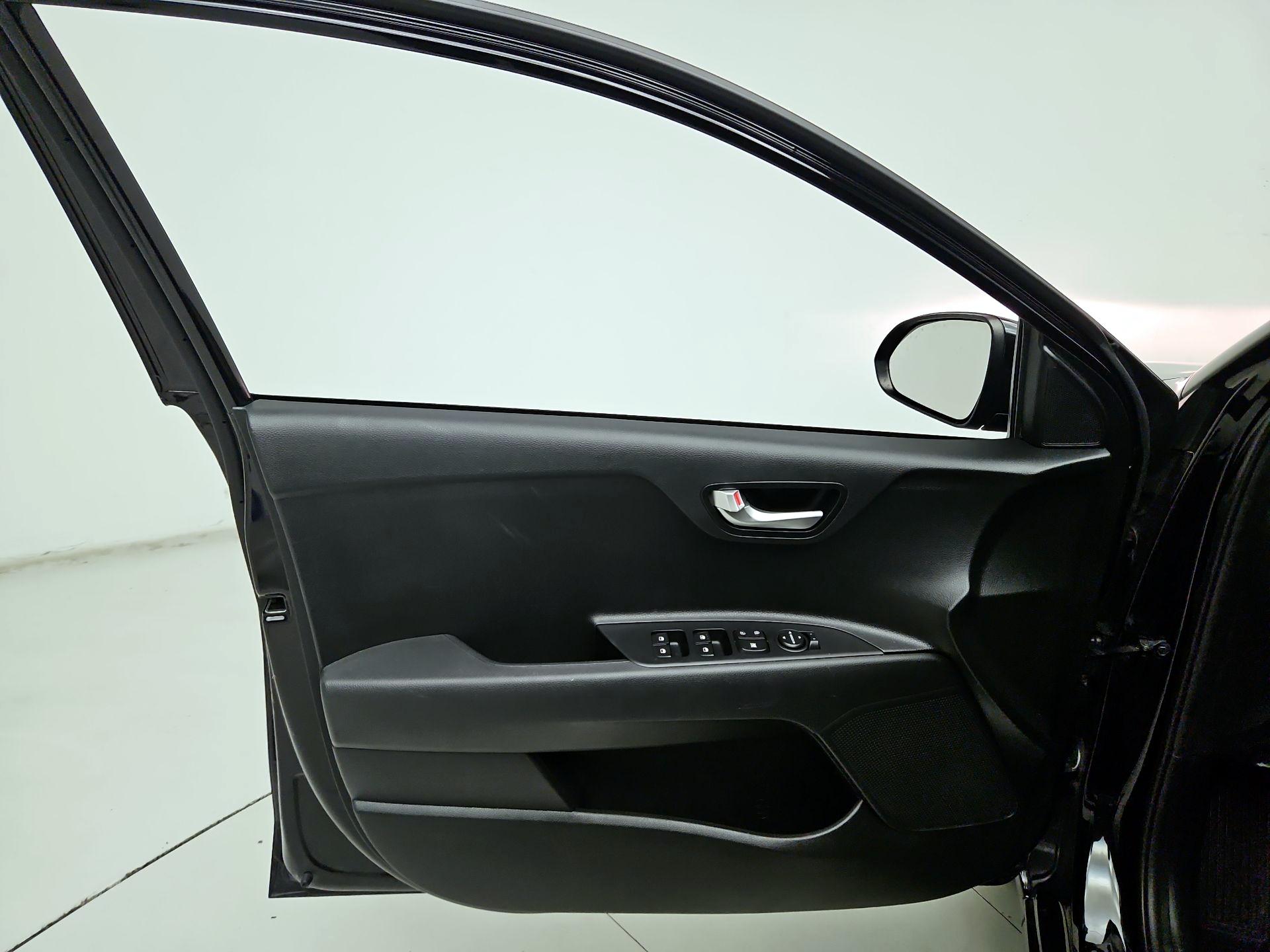 Thumbnail: 2022 Kia Rio - 12