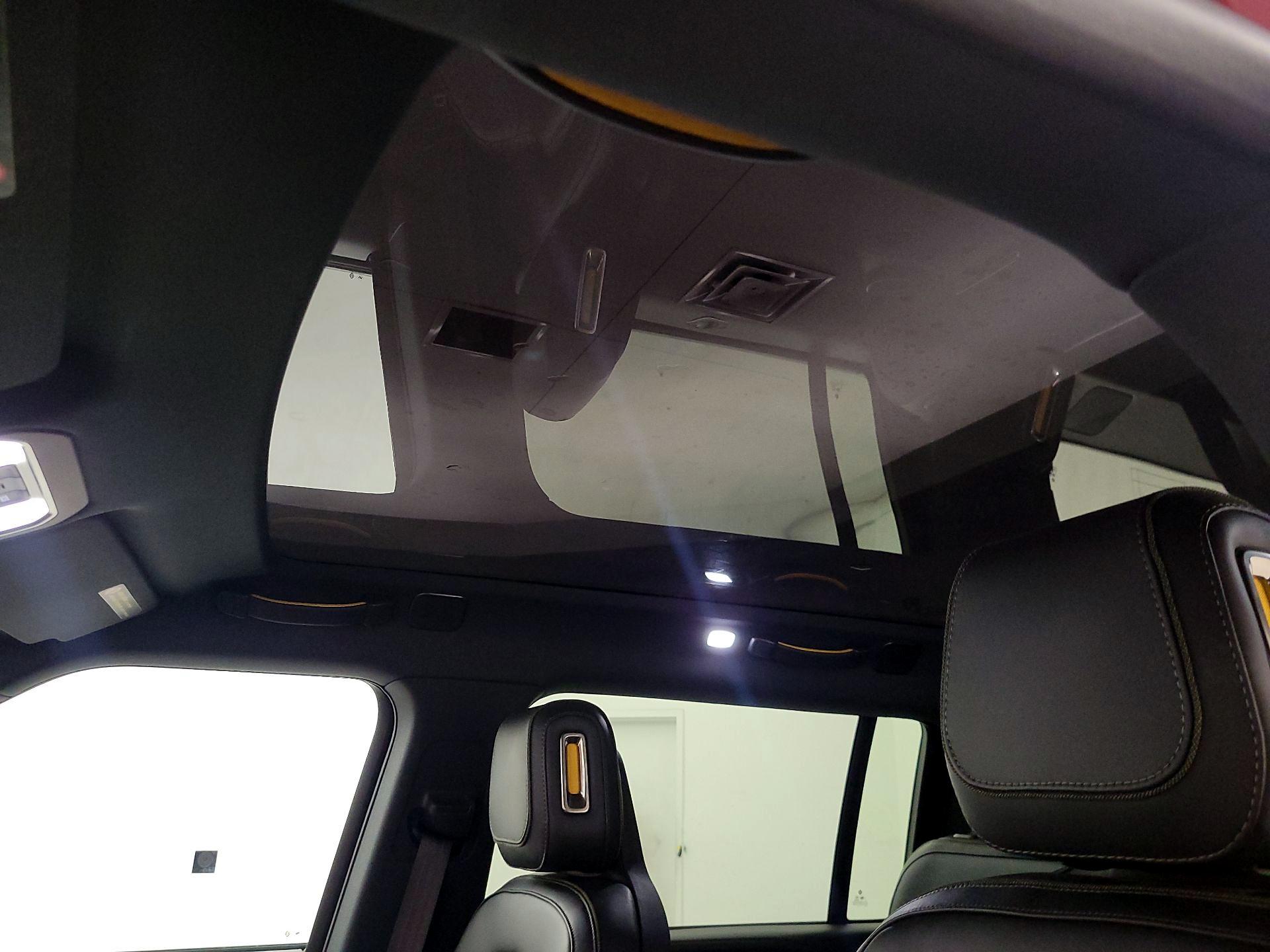 Thumbnail: 2025 Rivian R1S - 19