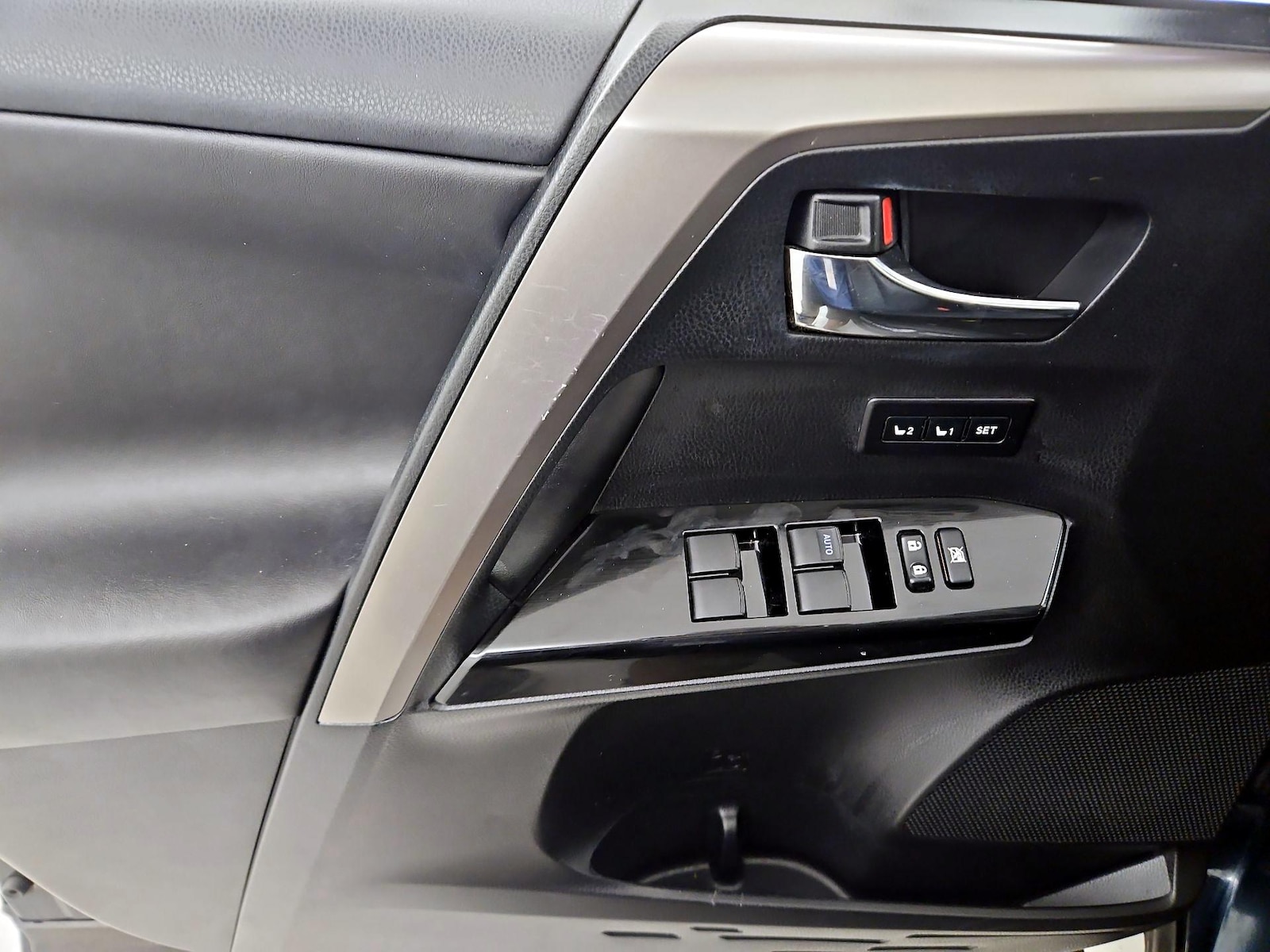 2018 Toyota RAV4 Limited - Photo 13