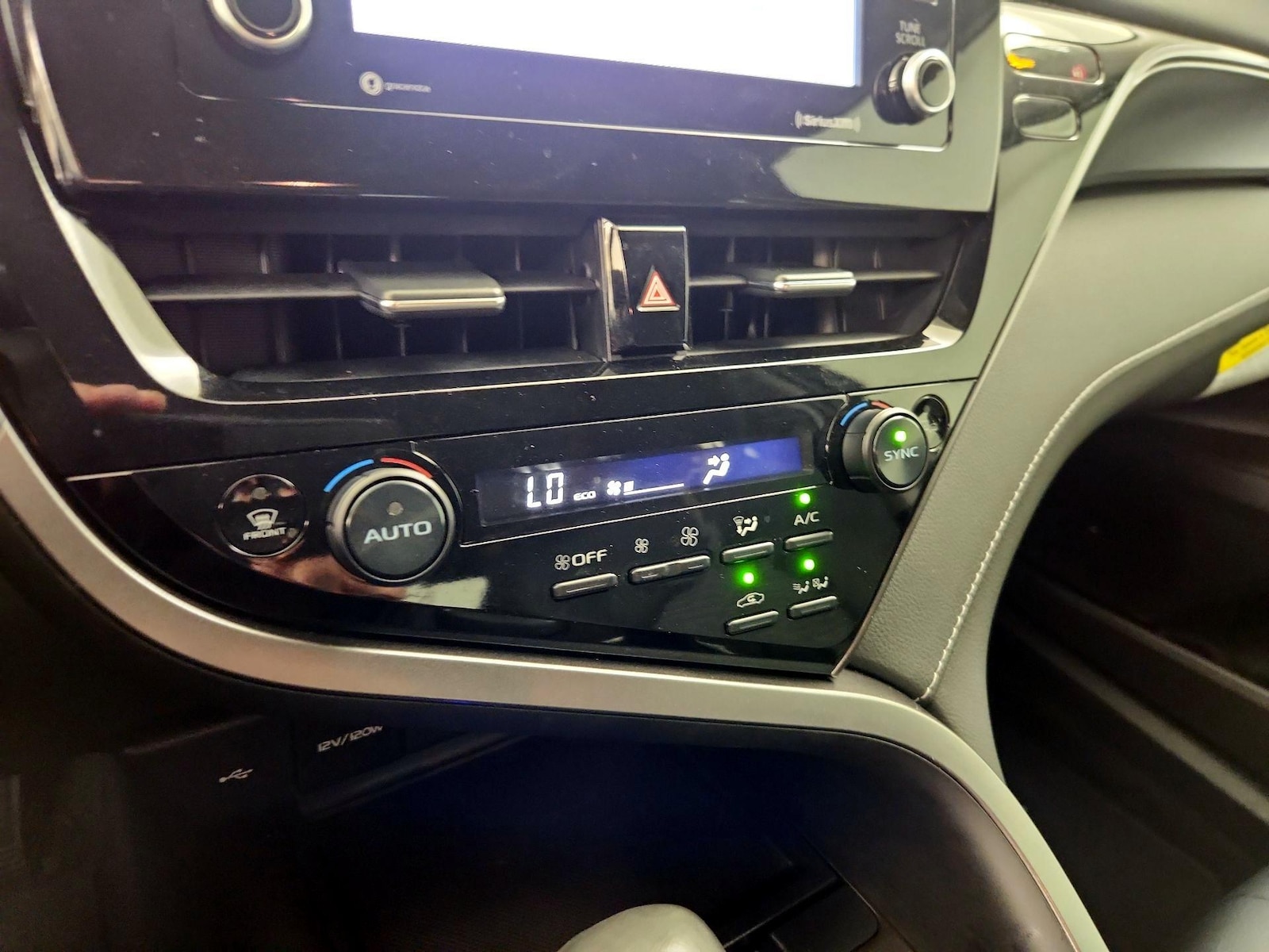 2022 Toyota Camry SE - Photo 17
