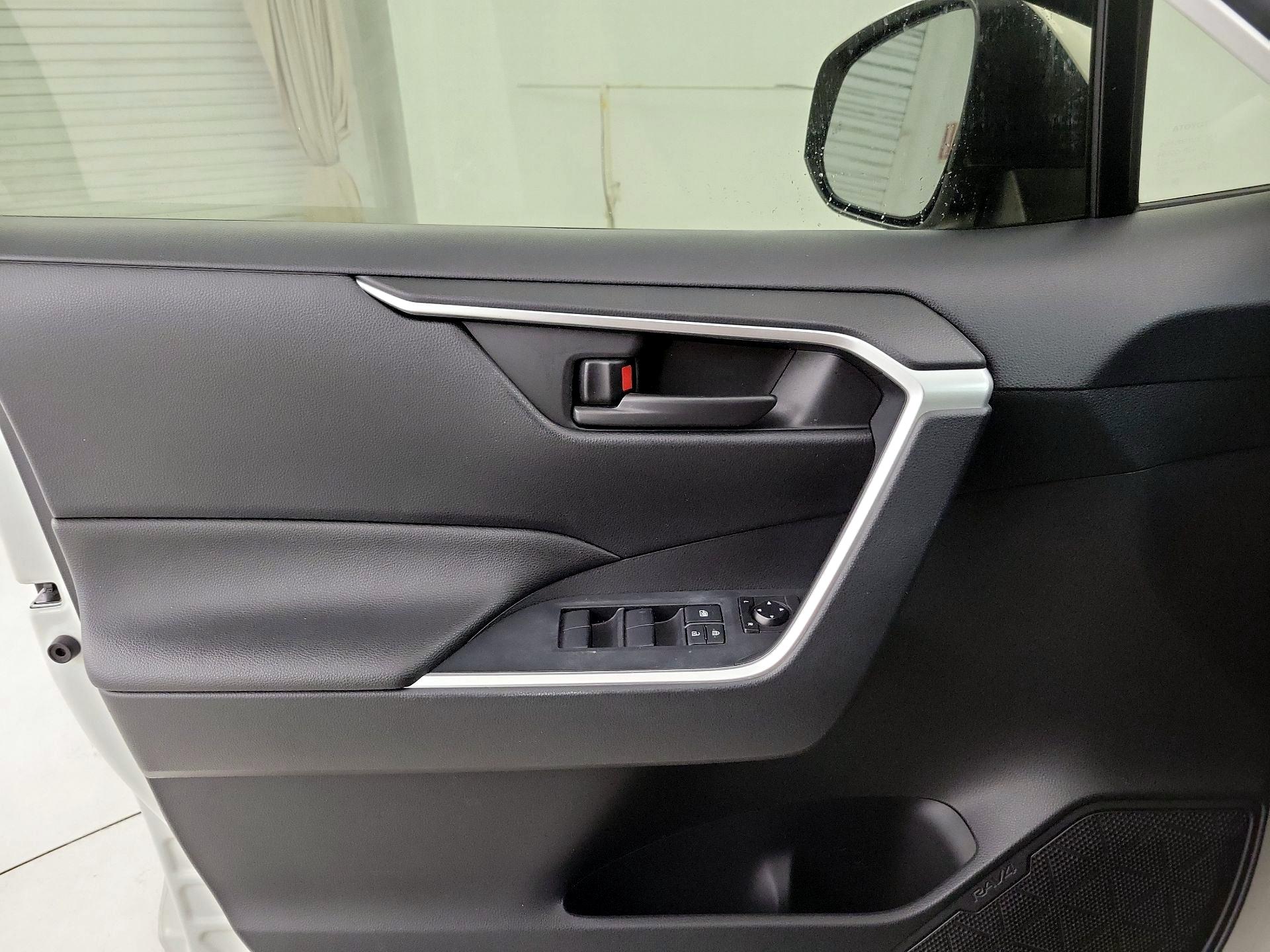 Thumbnail: 2019 Toyota RAV4 - 12