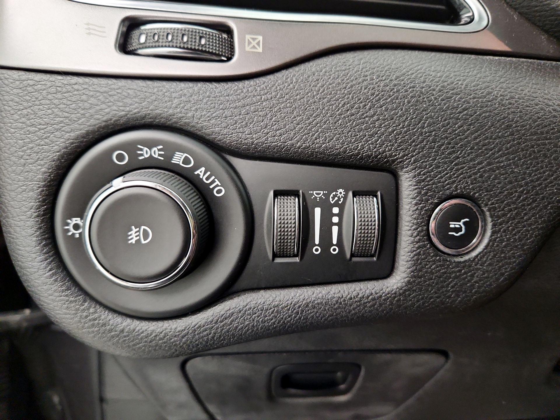 Thumbnail: 2019 Jeep Cherokee - 13