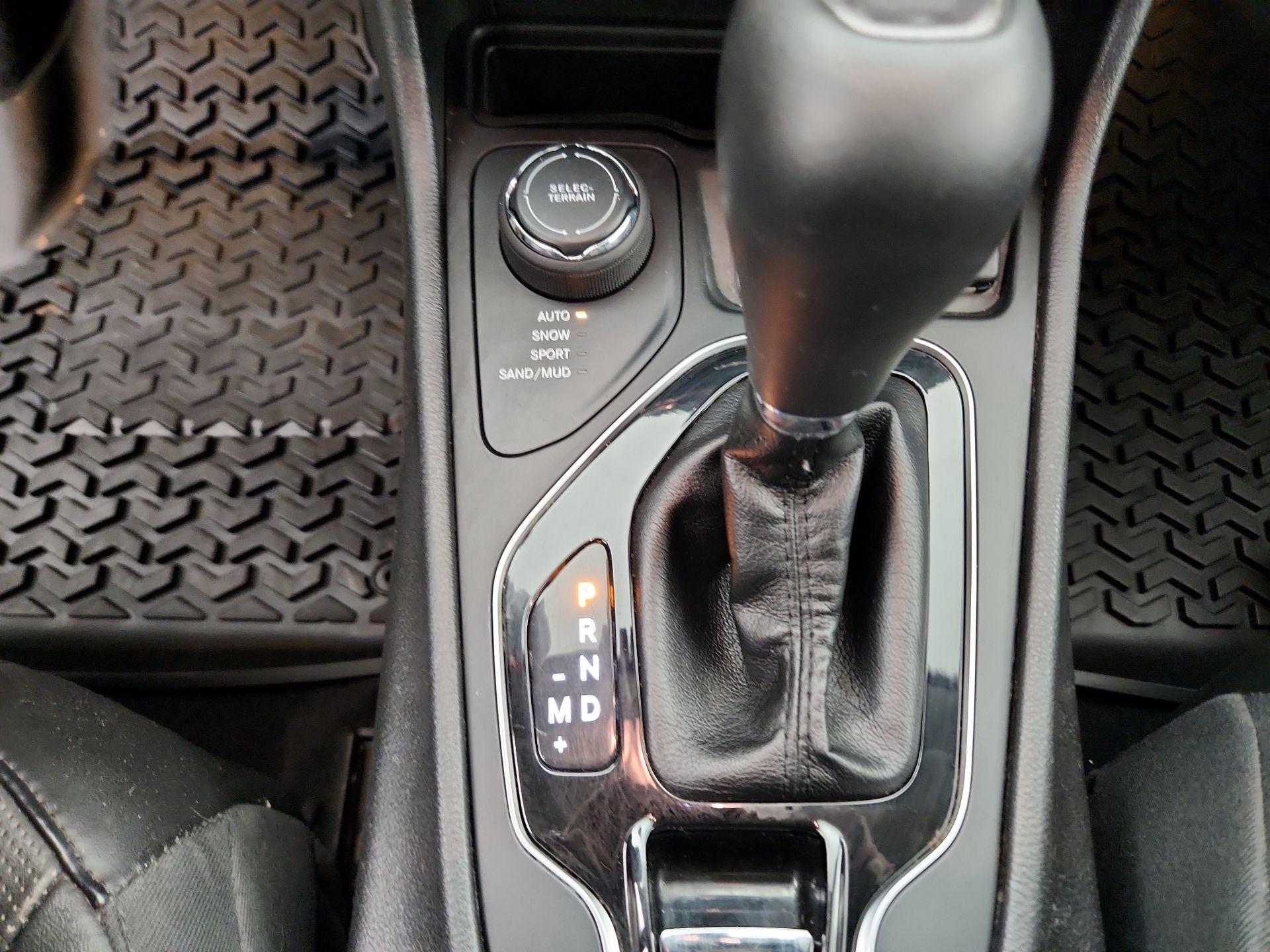 Thumbnail: 2019 Jeep Cherokee - 17