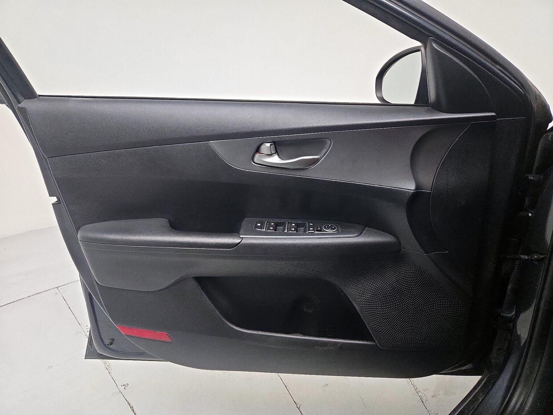 Thumbnail: 2020 Kia Forte - 12