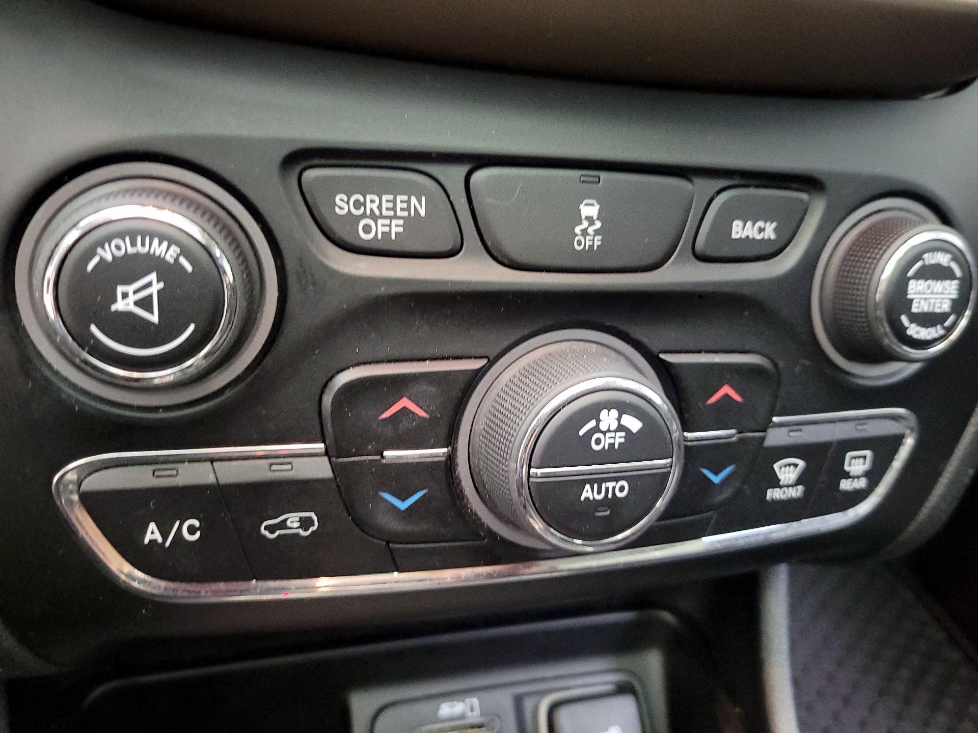 Thumbnail: 2014 Jeep Cherokee - 16